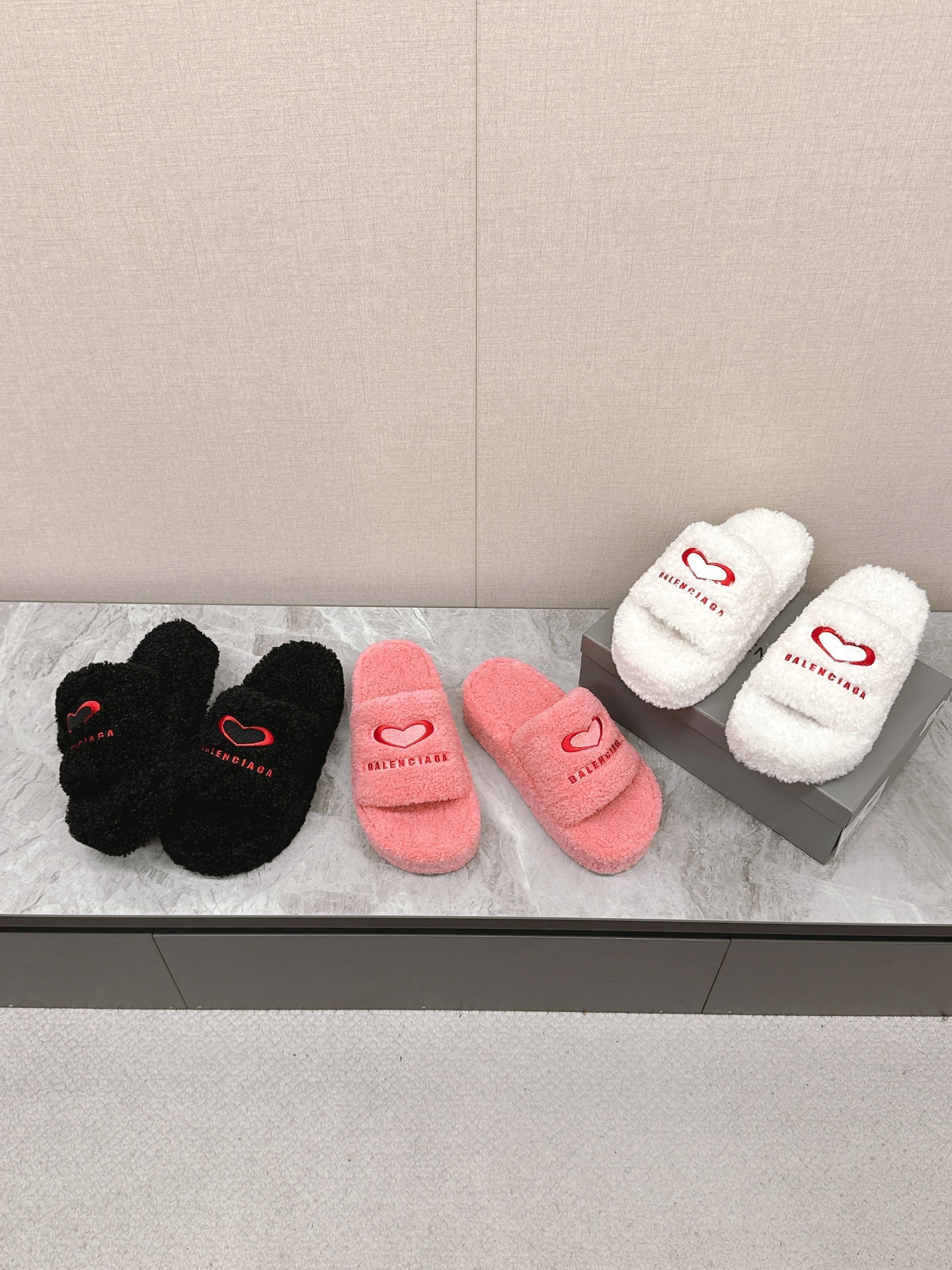 발렌시아가 신상 커플 슬리퍼