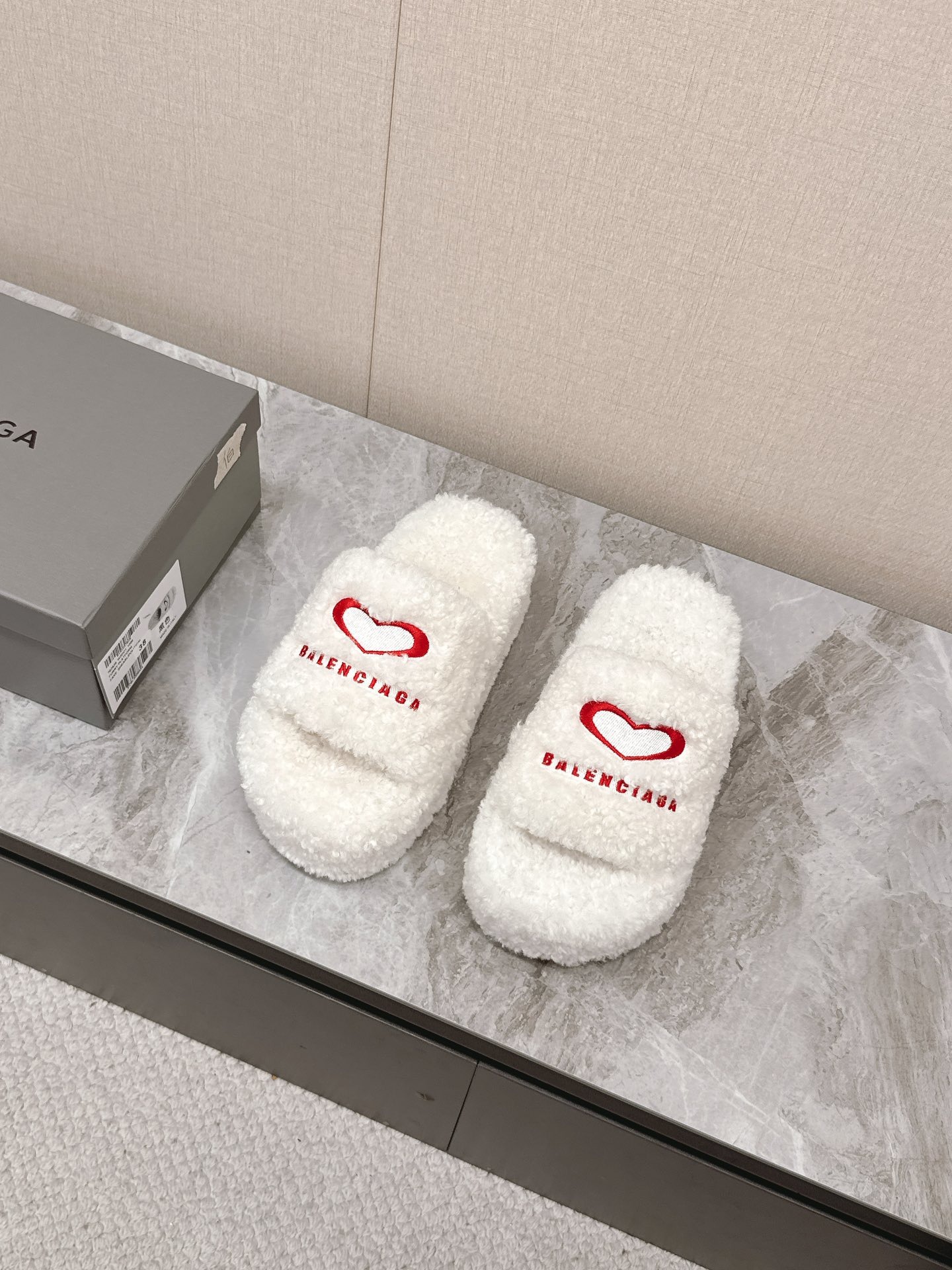 발렌시아가 신상 커플 슬리퍼