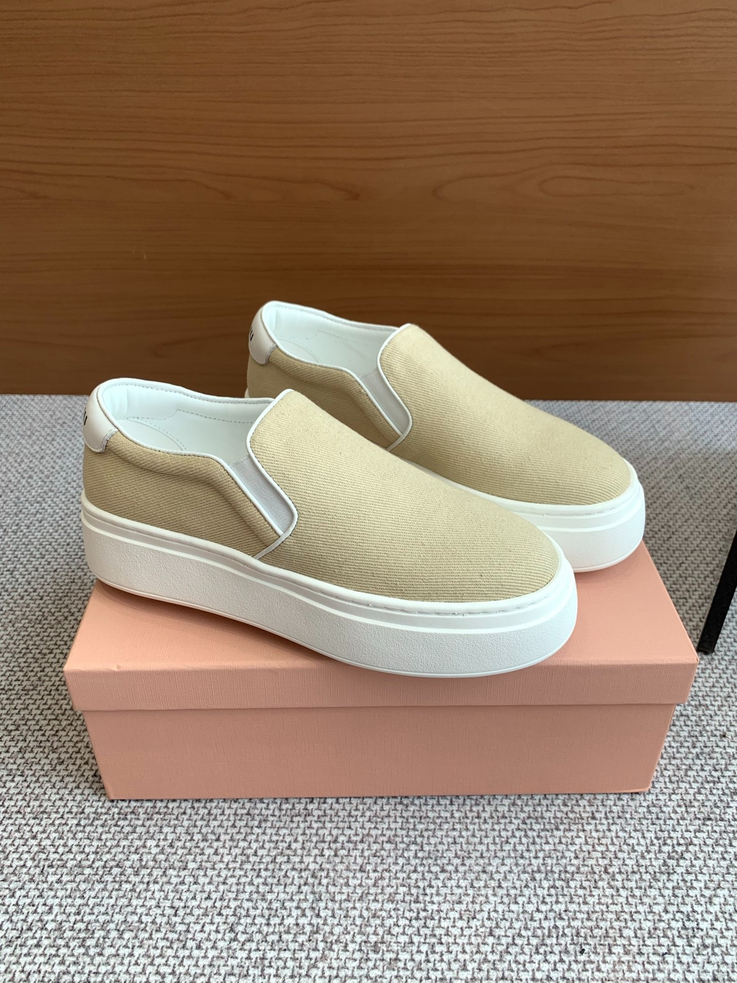 미우미우 봄여름 신상 통굽 스니커즈 프리미엄