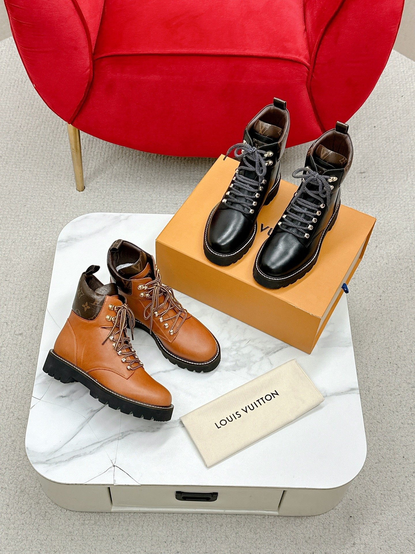 루이비통 신상 앵클 워커 스트랩 부츠