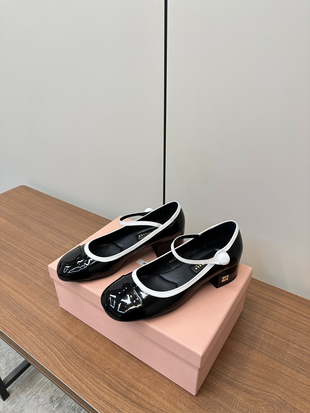 미우미우 2025 봄 신상 메리제인 플랫 슈즈