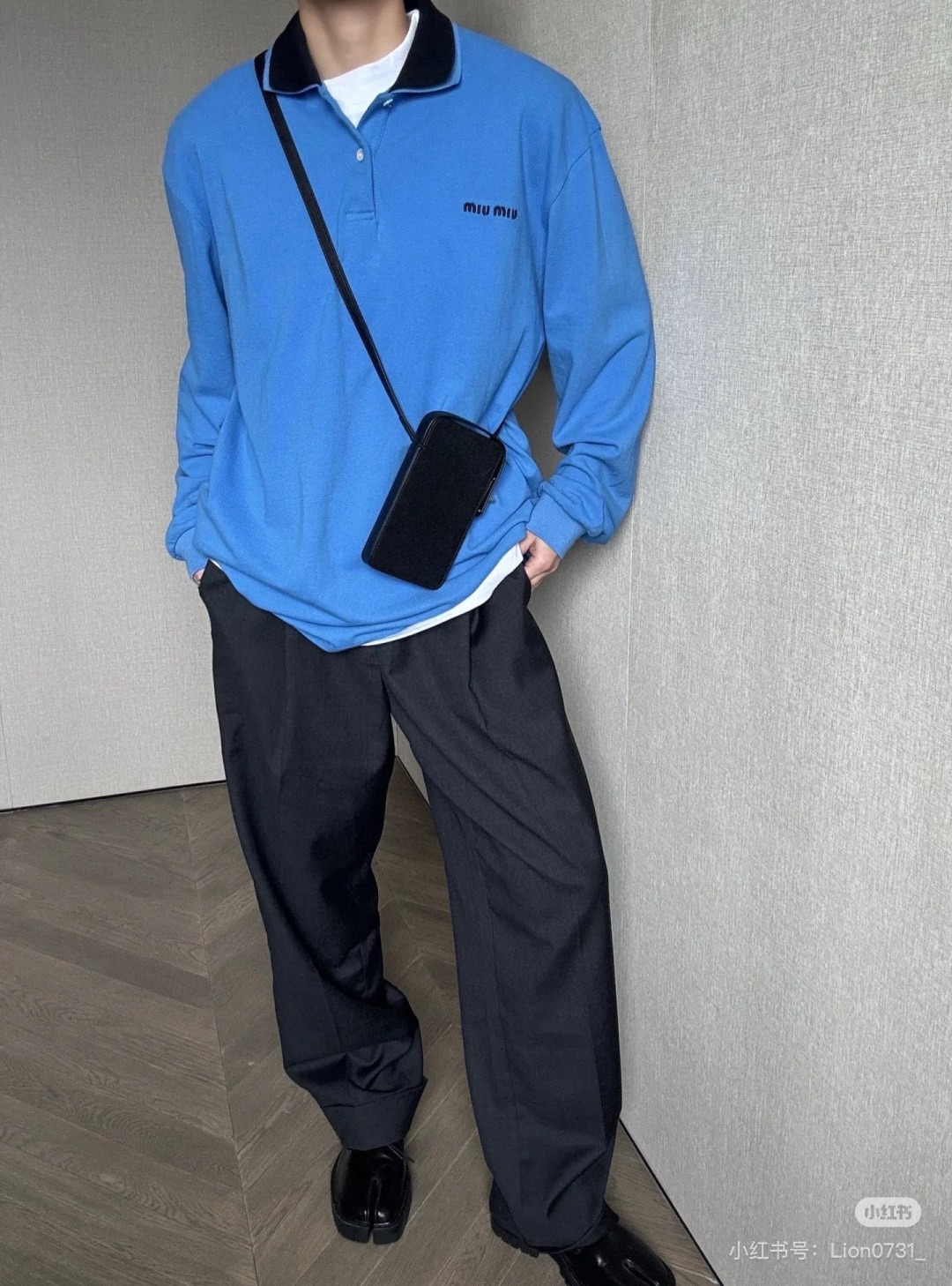 미우미우 25년 신상 이중넥 긴팔 폴로 셔츠