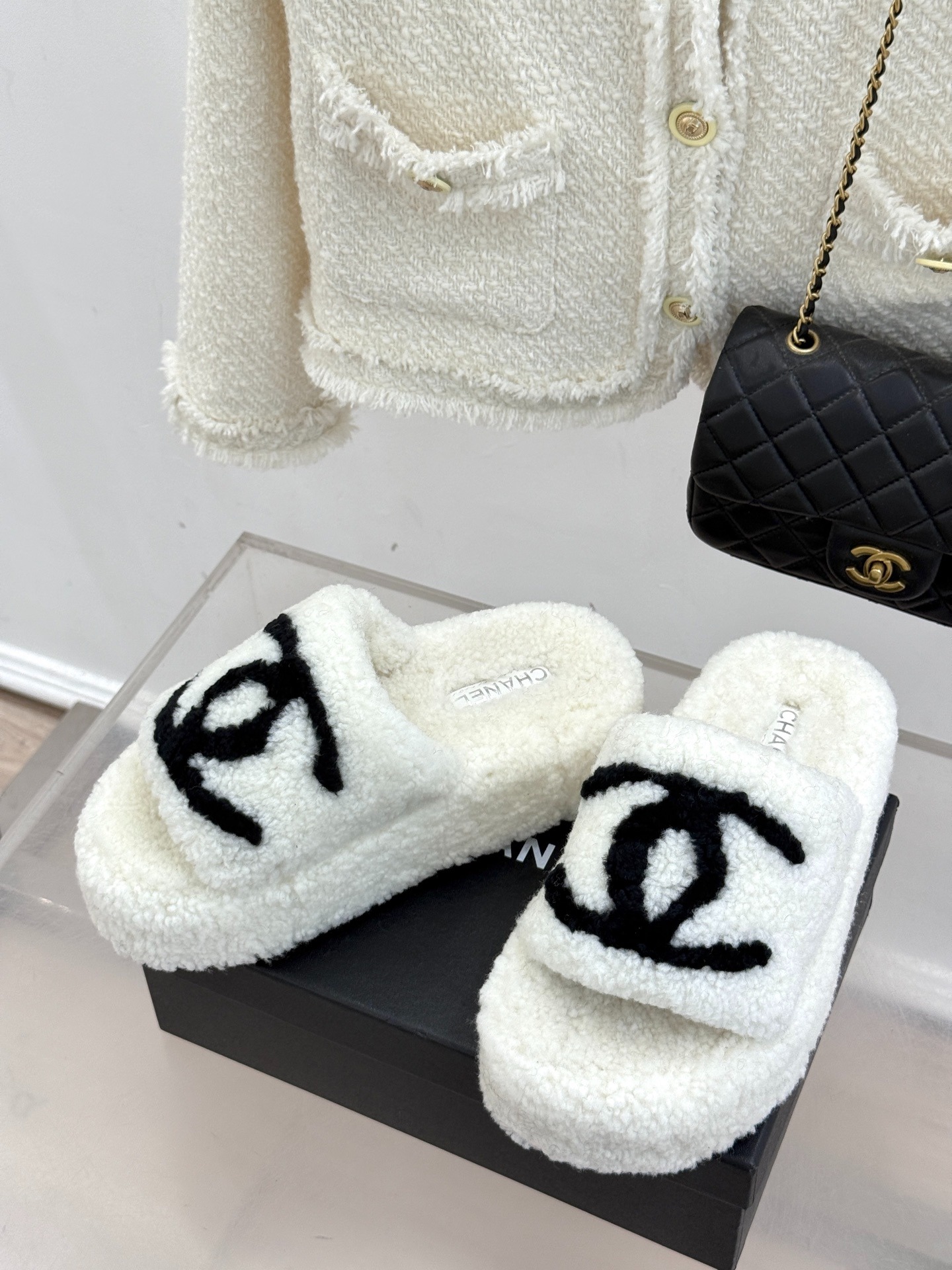 샤넬 클래식 더블C 통굽 퍼 슬리퍼