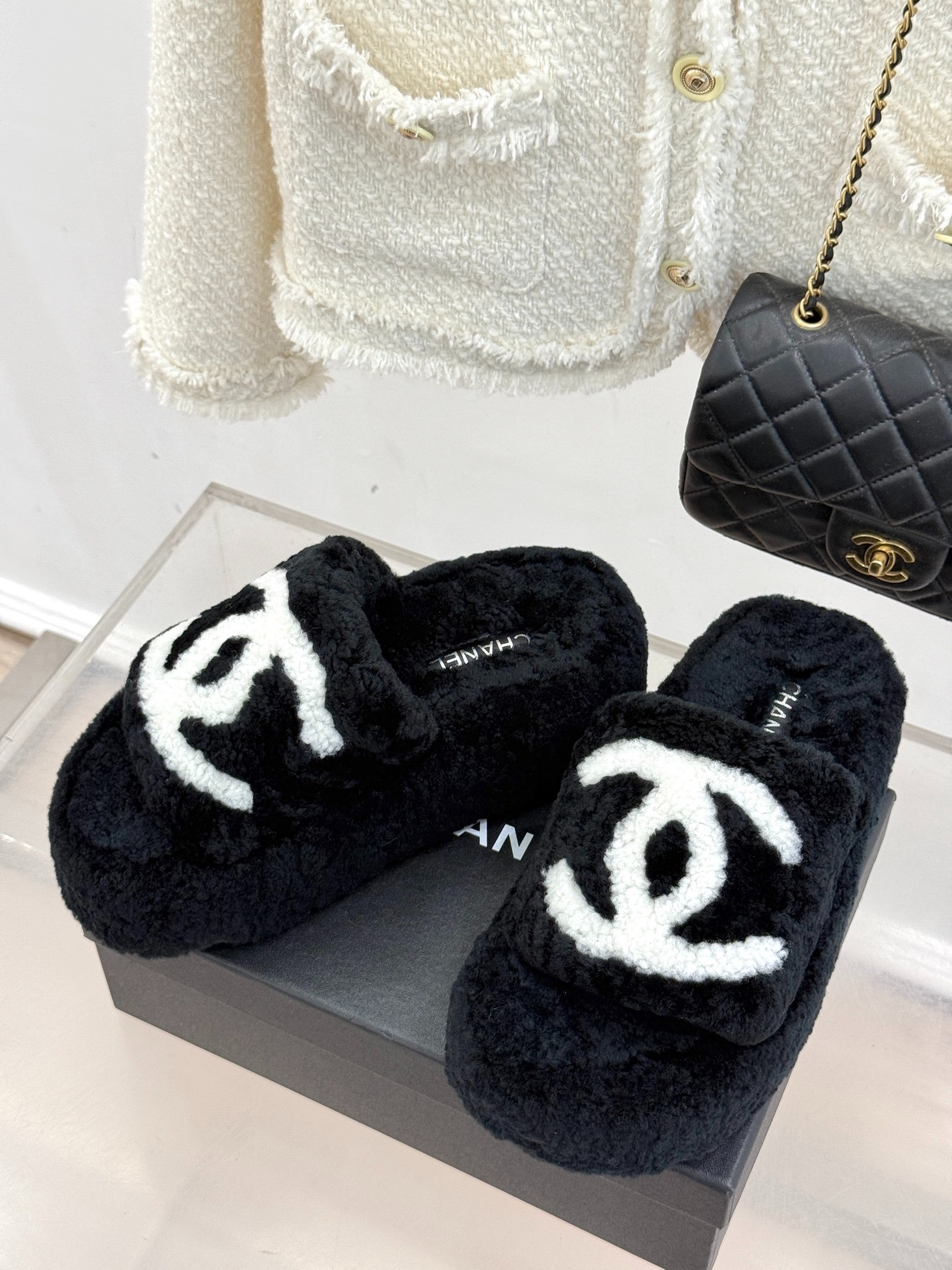 샤넬 클래식 더블C 통굽 퍼 슬리퍼