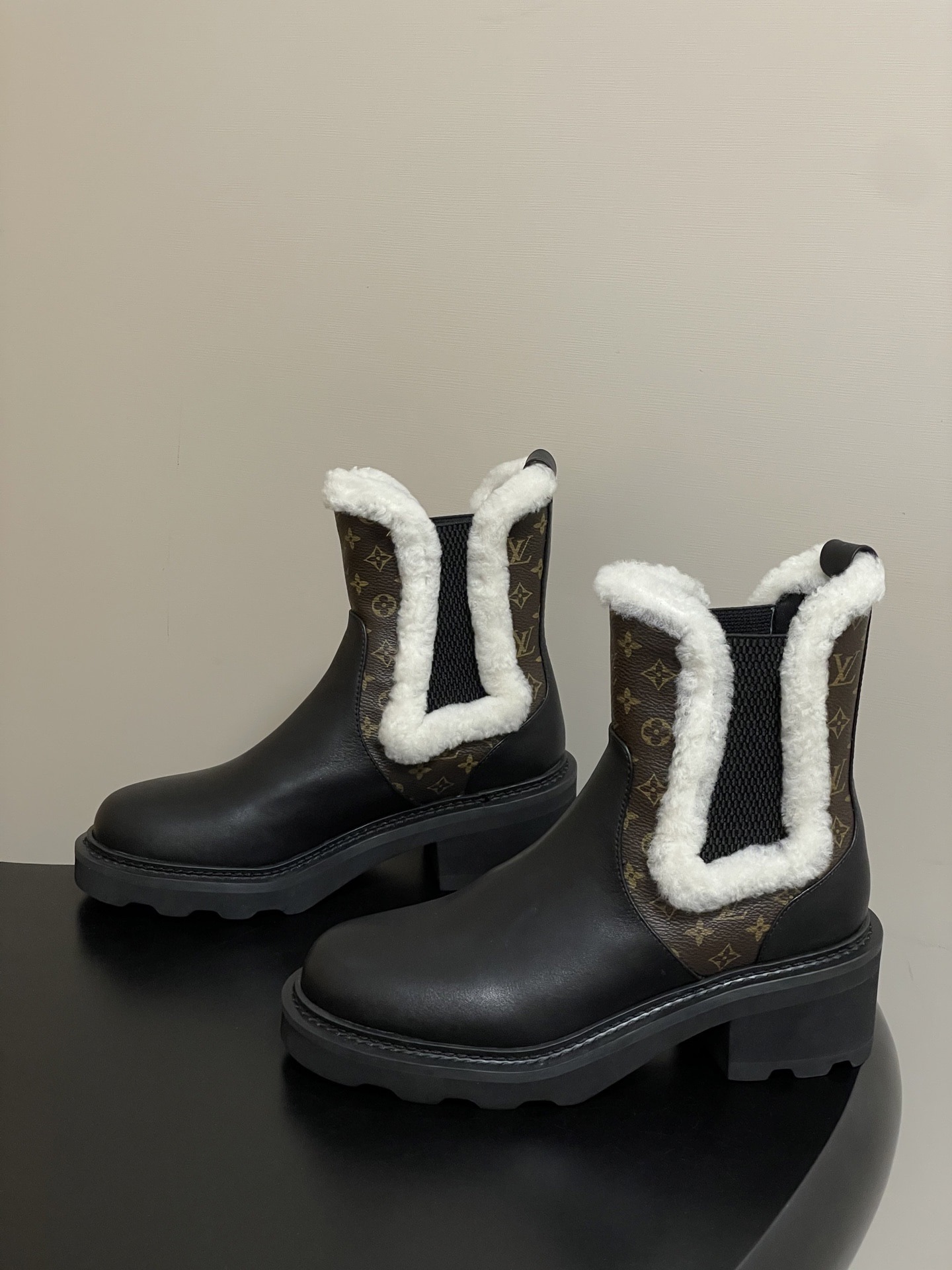 루이비통 25 신상 양털 첼시부츠