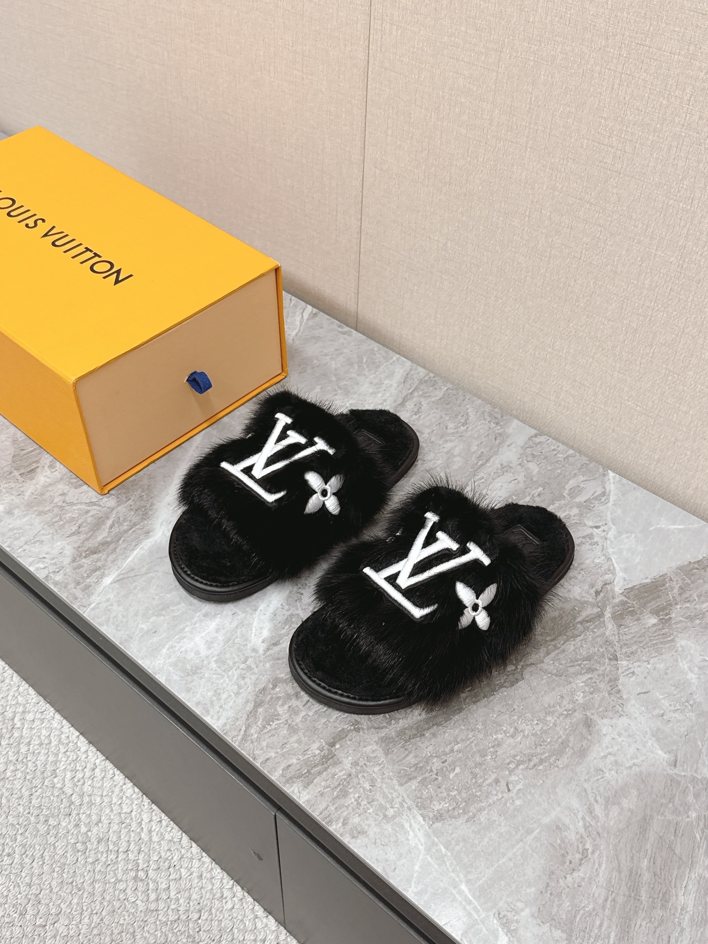 루이비통 신상 털 슬리퍼