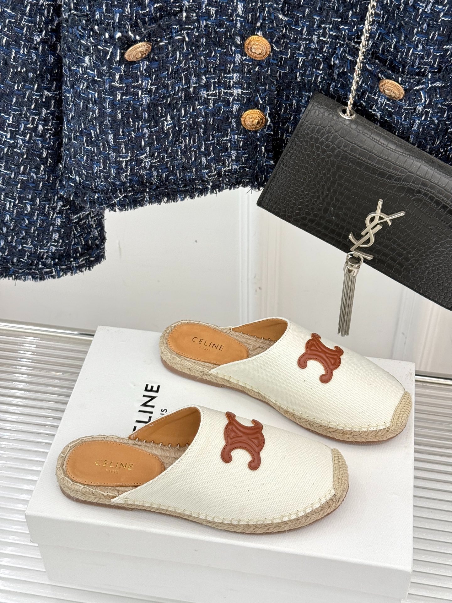 셀린느 클래식 트리옹프 슬리퍼