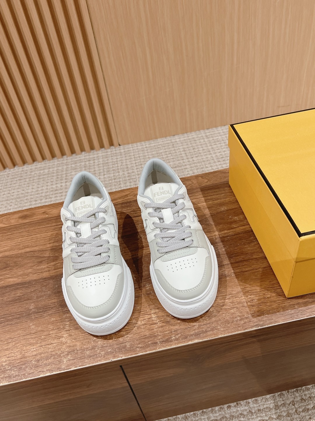 펜디 가죽 뉴 통굽 스니커즈