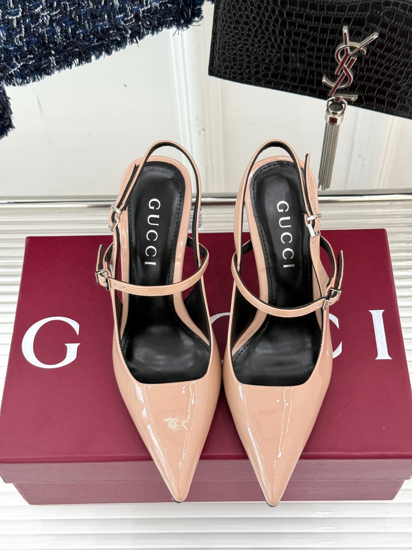 구찌 25S 여름 신상 메탈 굽 스트랩 샌들