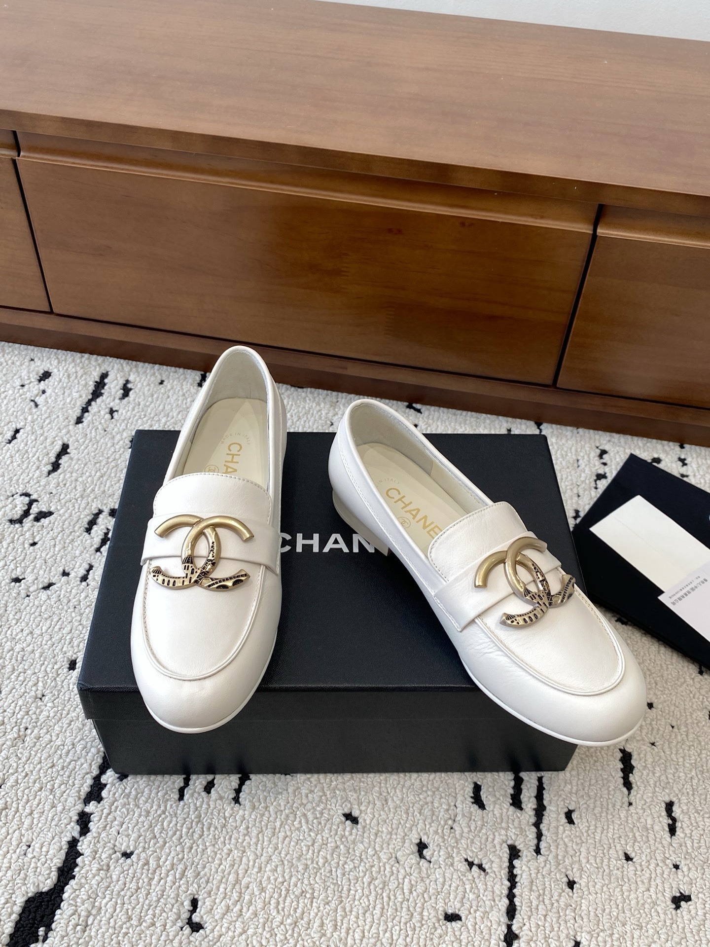 샤넬 25C 가을/겨울 신상 스틸레토 플랫