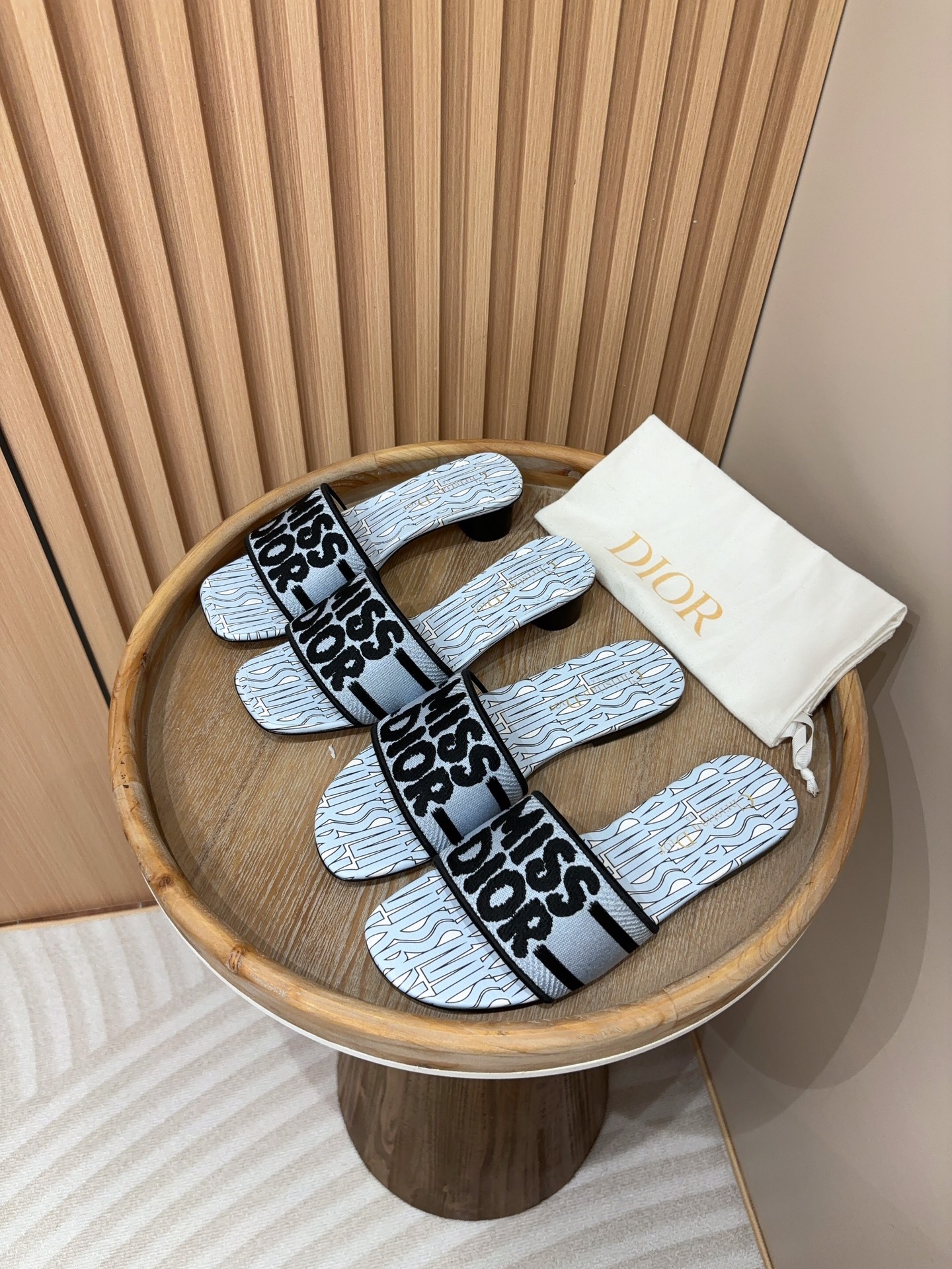 디올 신상 스퀘어 통굽 일자 슬리퍼