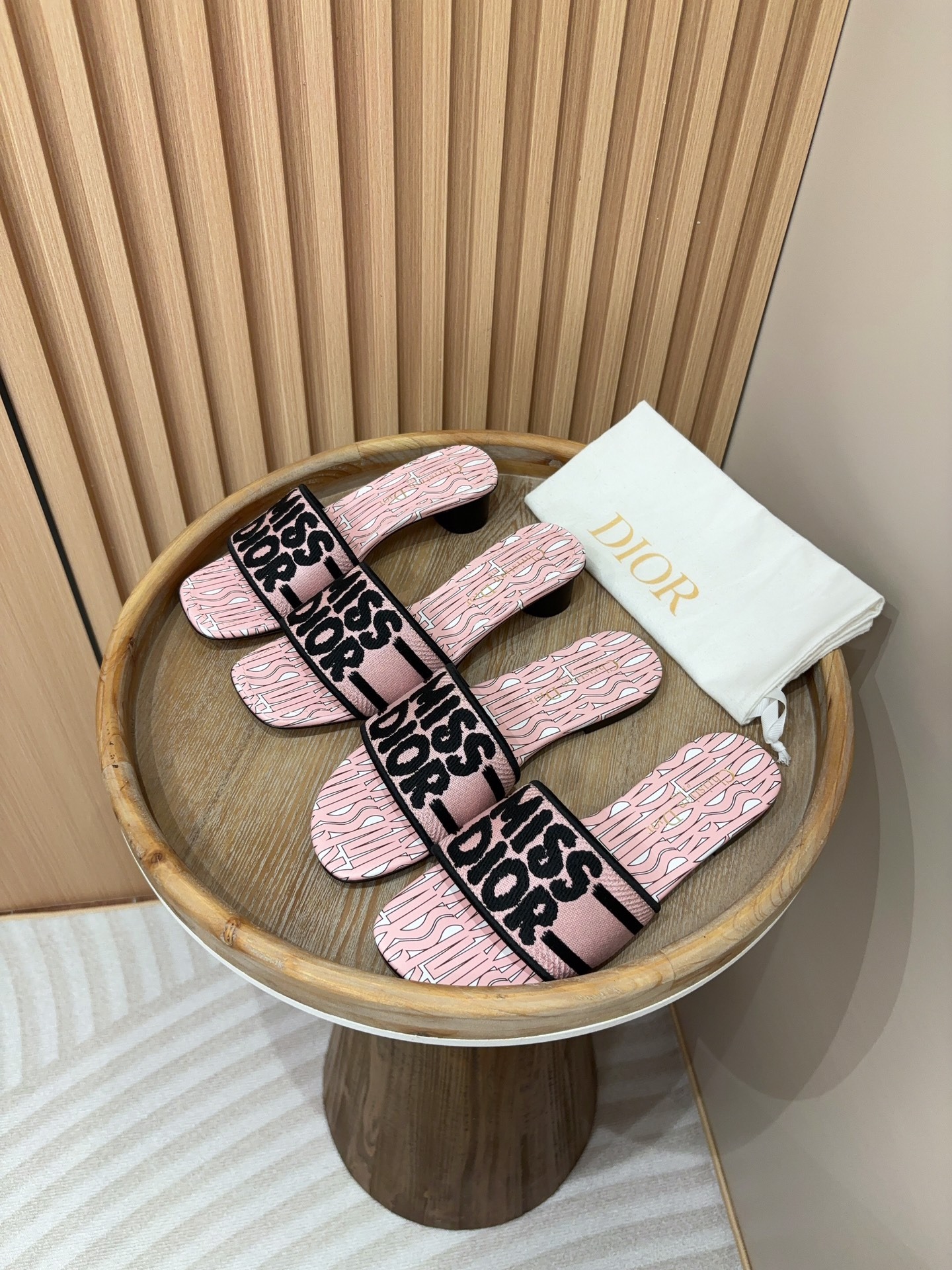 디올 신상 스퀘어 통굽 일자 슬리퍼