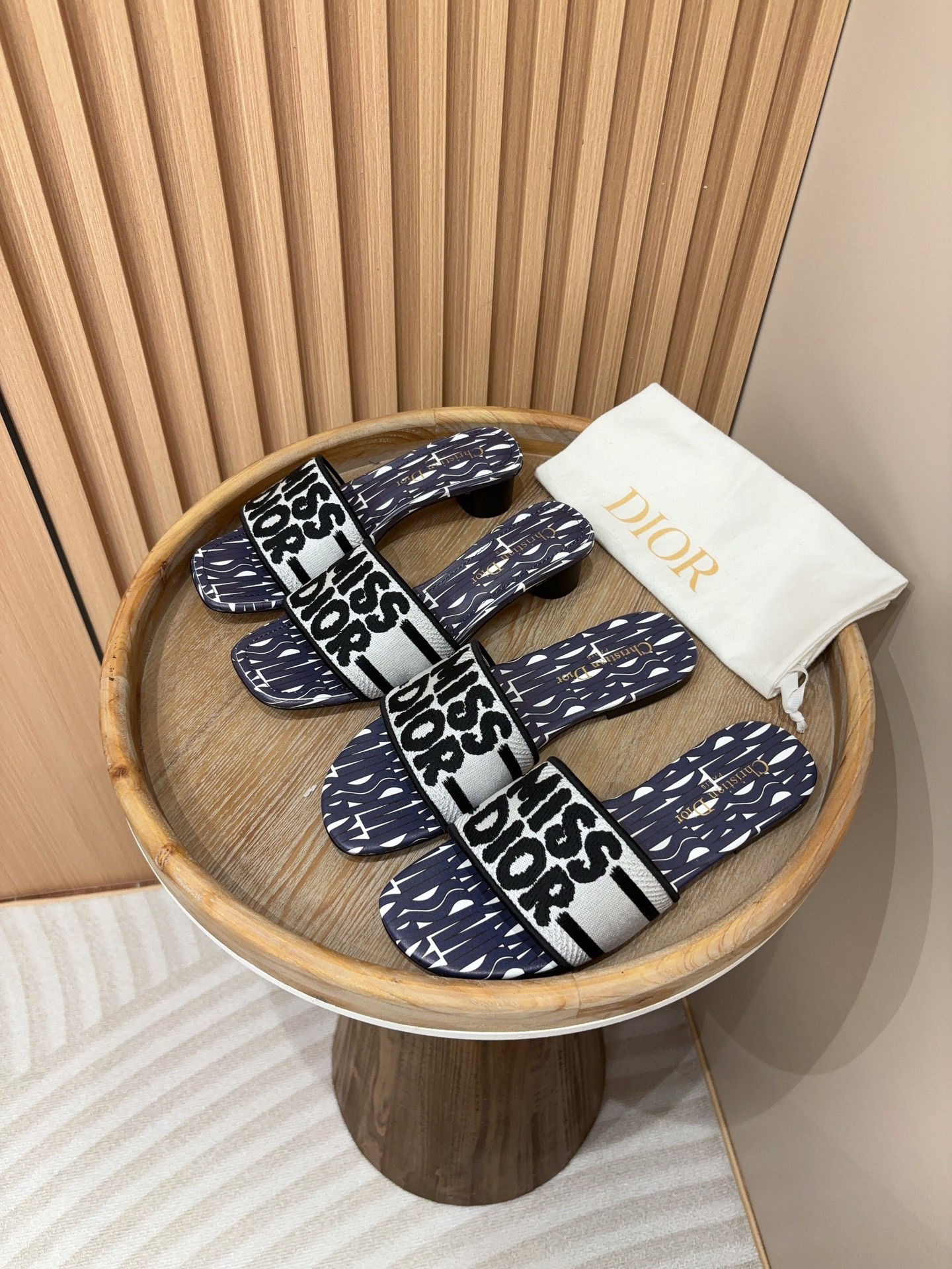 디올 신상 스퀘어 통굽 일자 슬리퍼