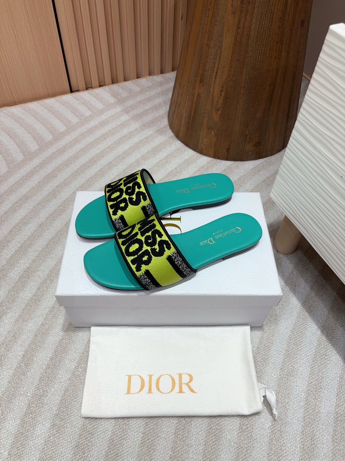 디올 신상 스퀘어 통굽 일자 슬리퍼