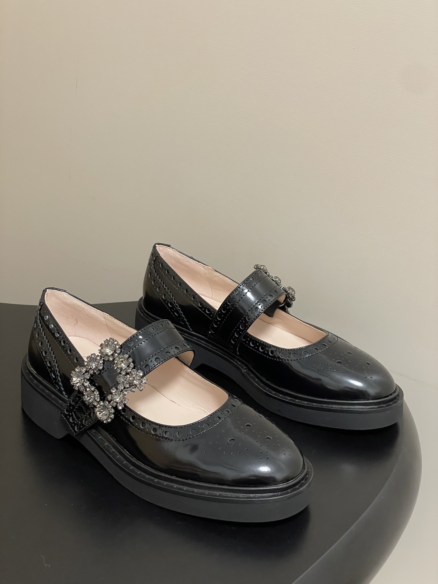 로저비비에 25년 신상 큐빅 메리제인 슈즈