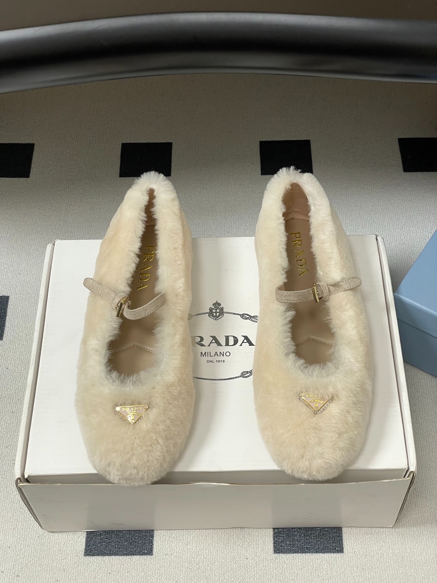 프라다 25S 신상 울 발레 플랫 퍼 메리제인 플랫