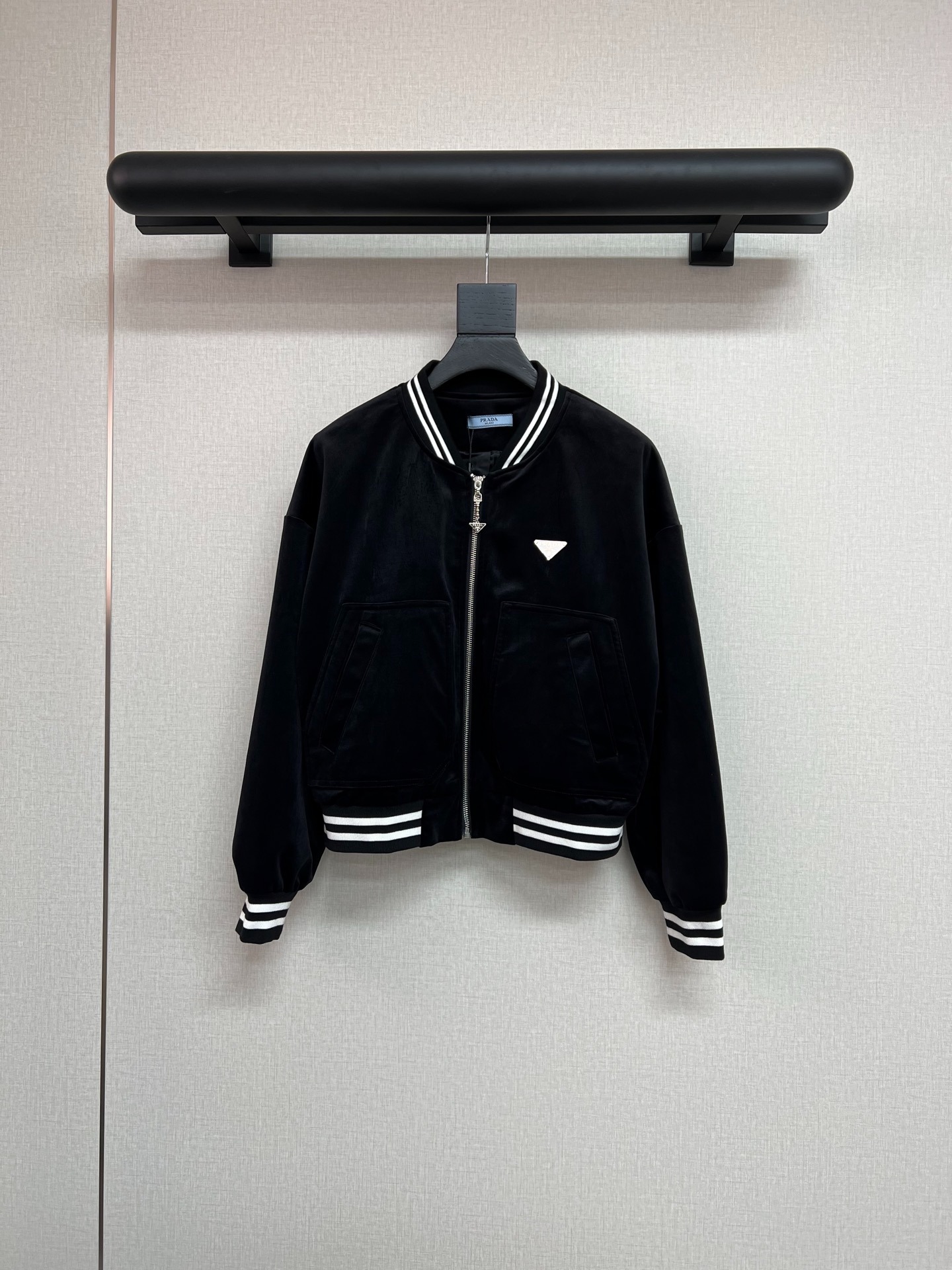 프라다 25년 신상 야구점퍼 벨벳 숏코트