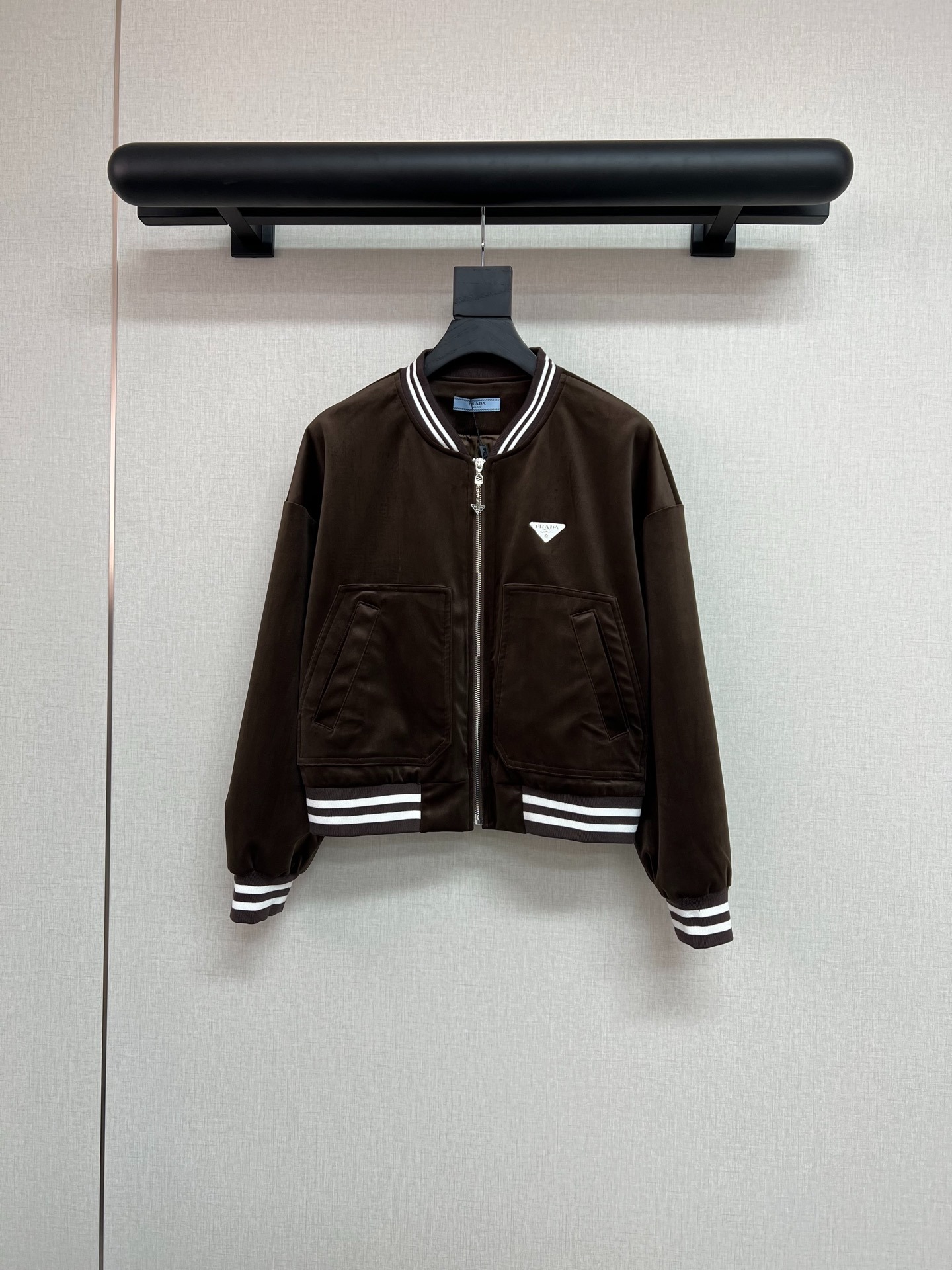 프라다 25년 신상 야구점퍼 벨벳 숏코트