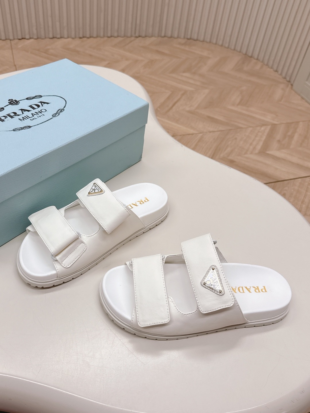 프라다 신상 삼각버클 벨크로 슬리퍼