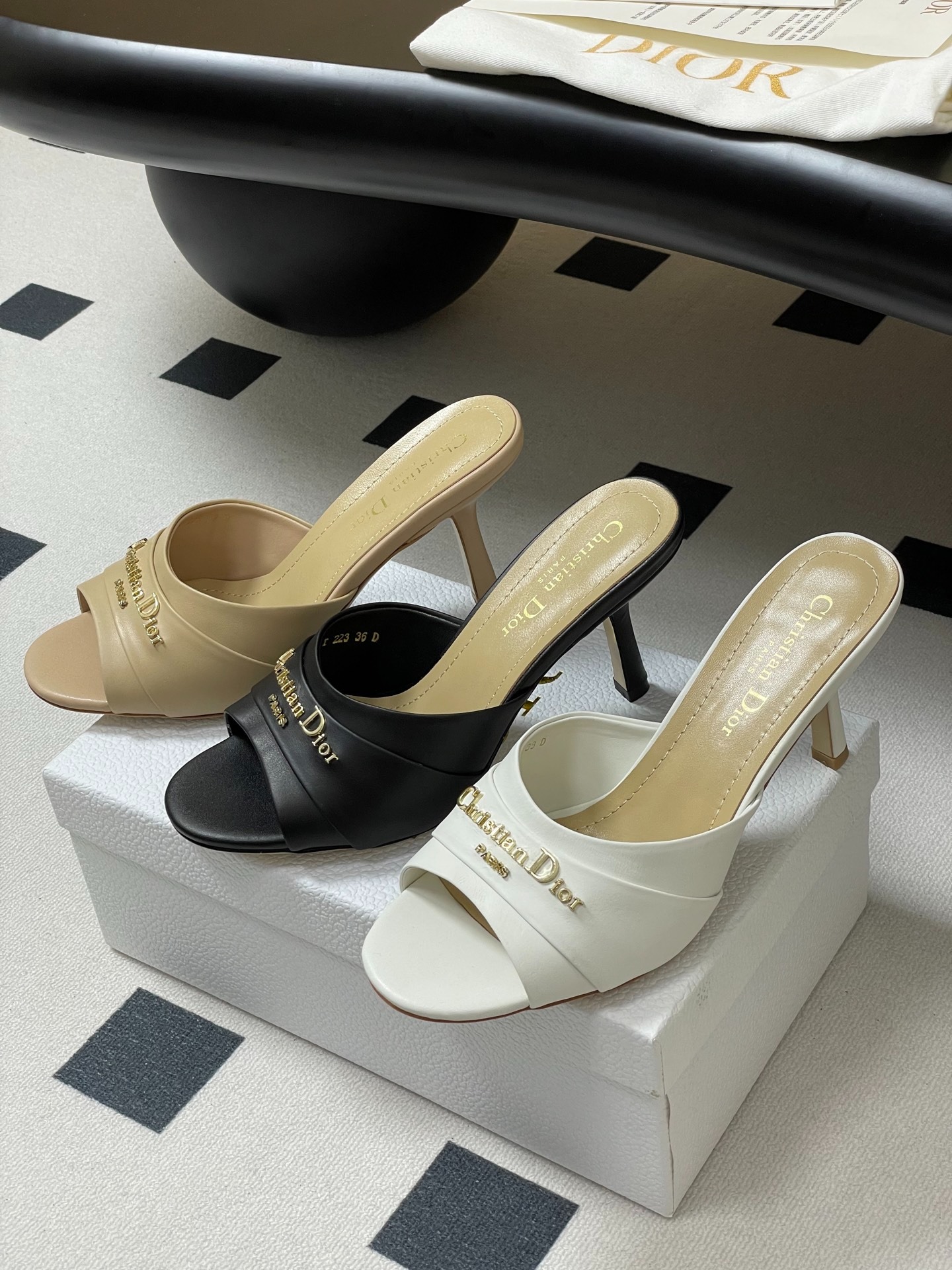 디올 25ss 봄여름 신상 메탈릭 버클 토오픈 슬리퍼