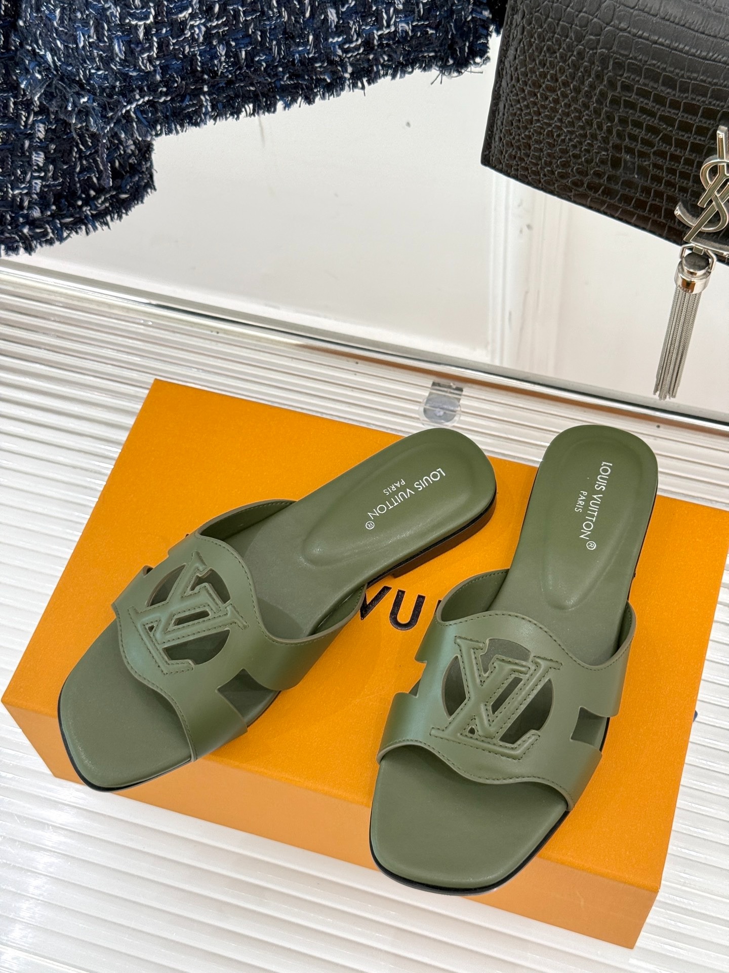 루이비통 오리지널 펀칭 슬리퍼