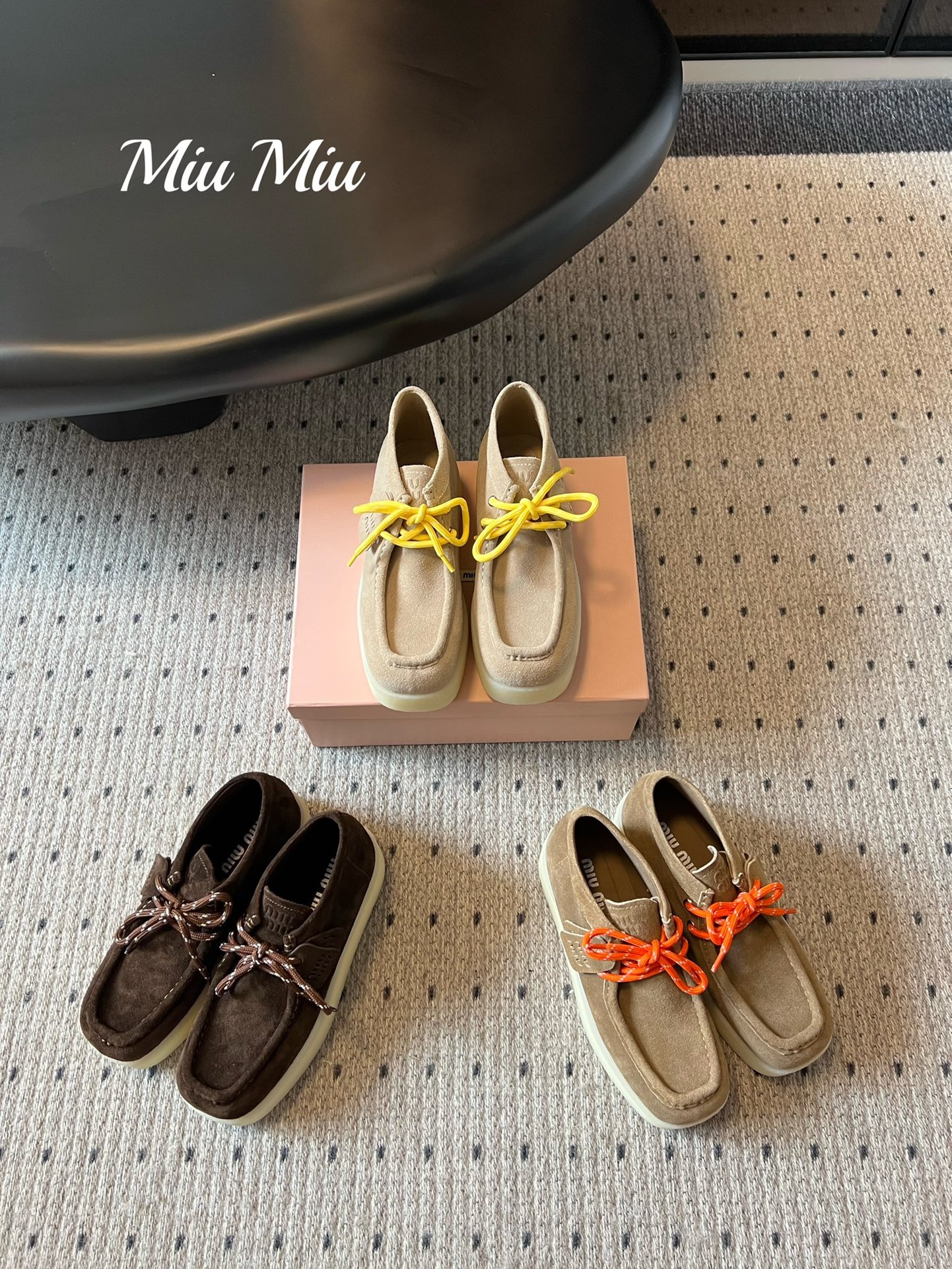 미우미우 25ss 신상 통굽 앵클부츠