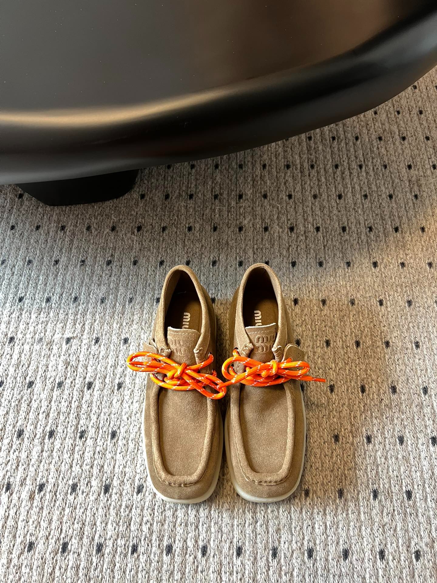 미우미우 25ss 신상 통굽 앵클부츠