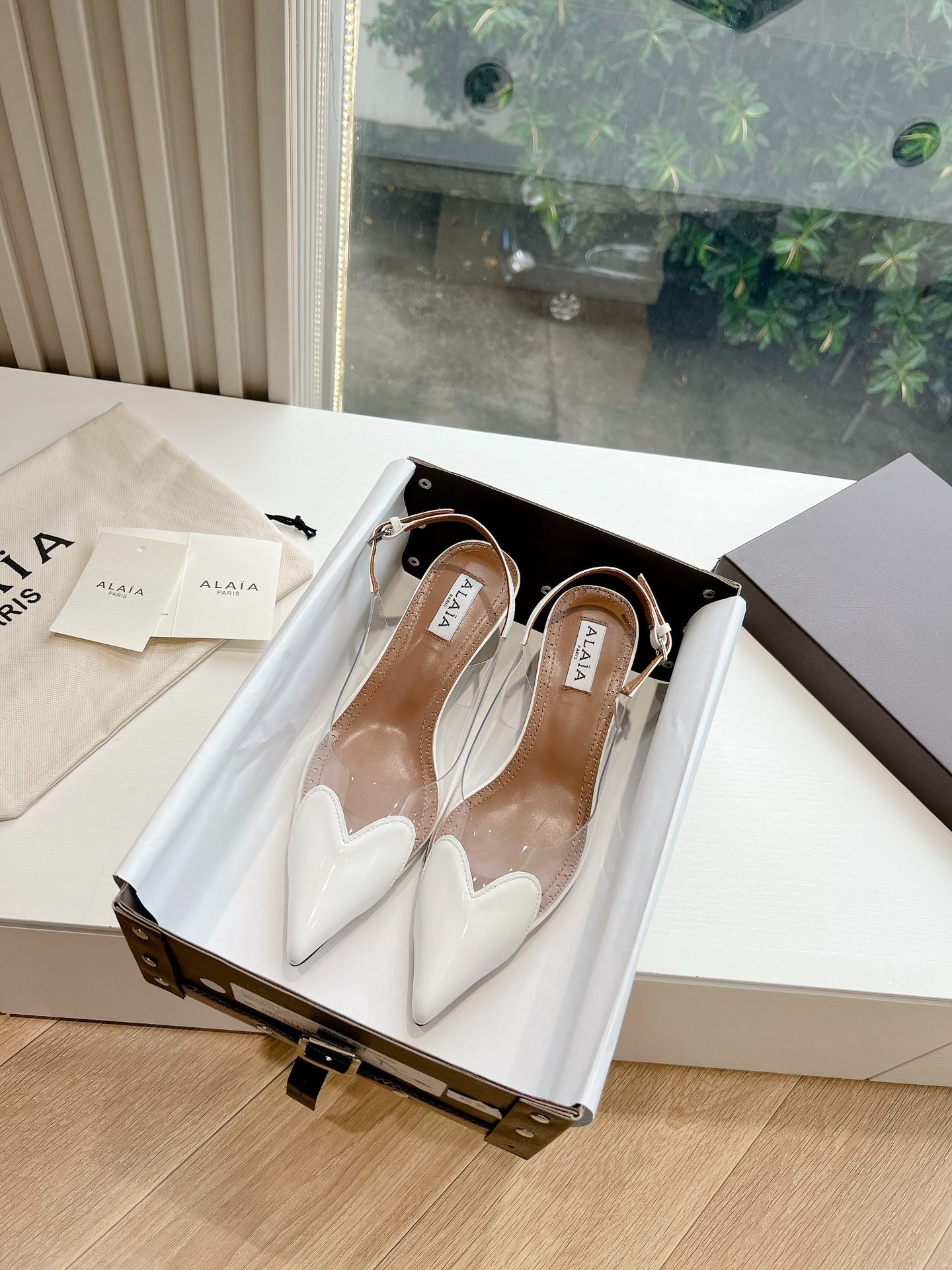 알라이아 슬링백 하트 뮬러 힐