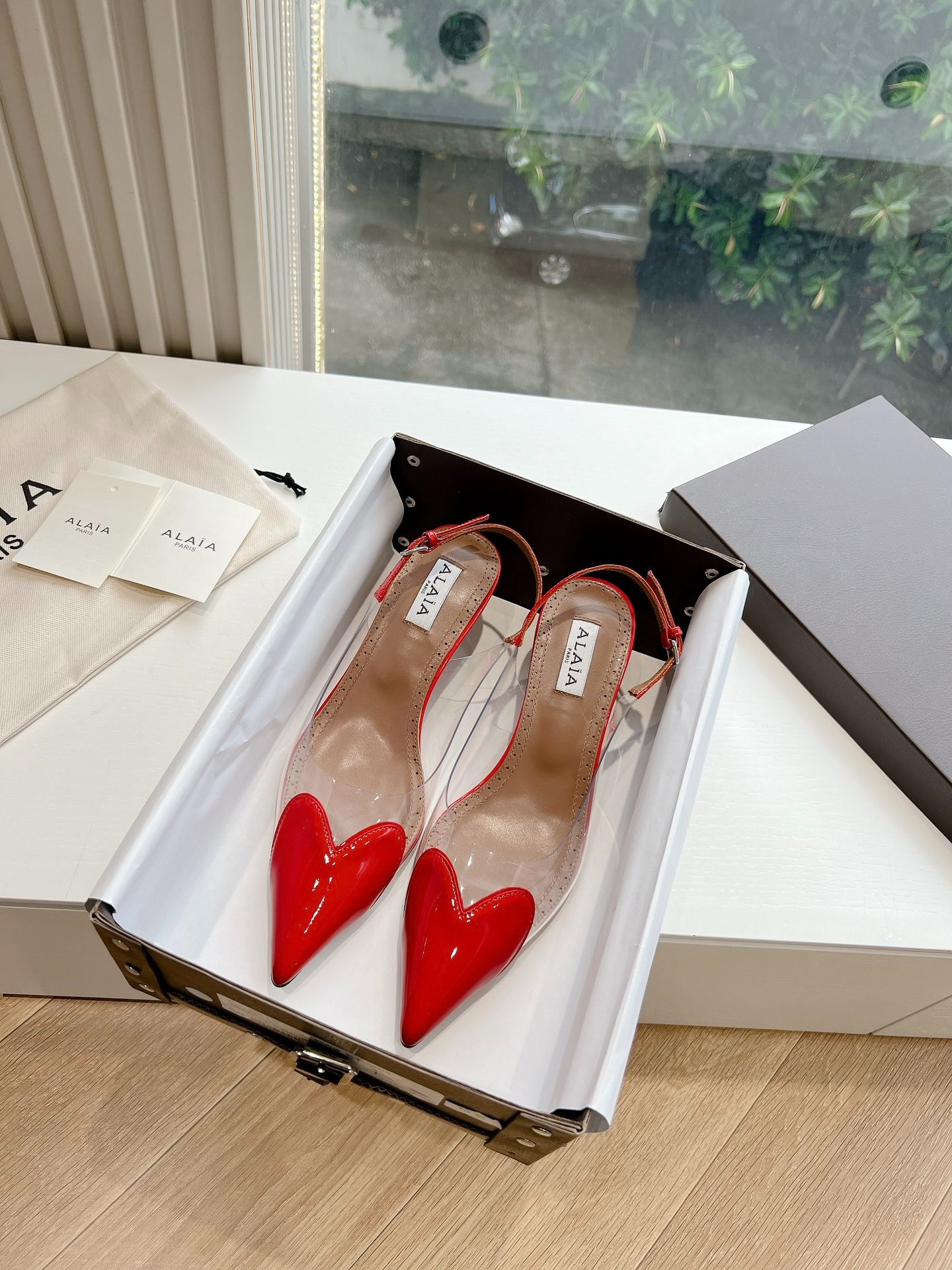 알라이아 슬링백 하트 뮬러 힐