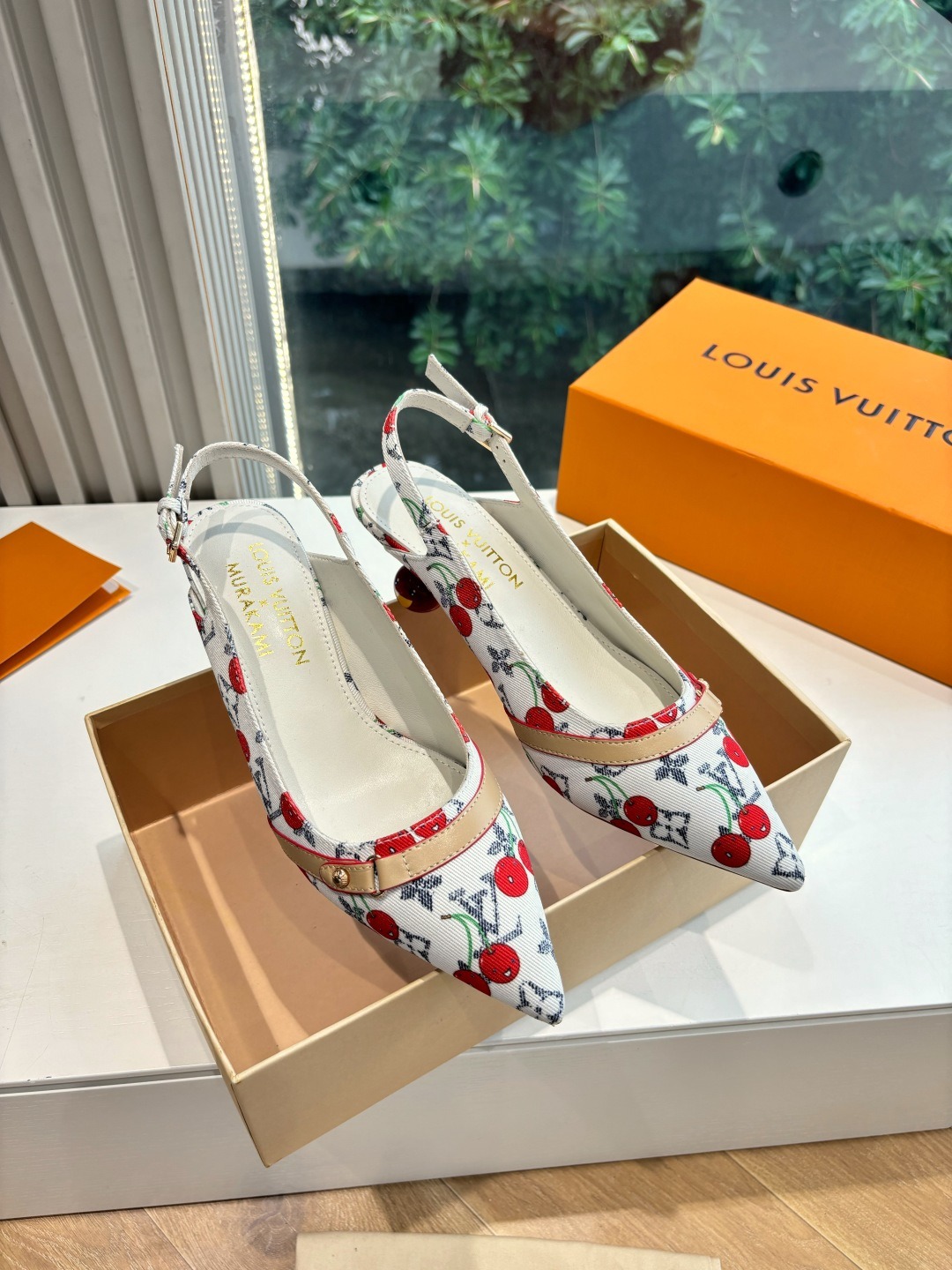 루이비통 x 무*카미 신상 단화 샌들