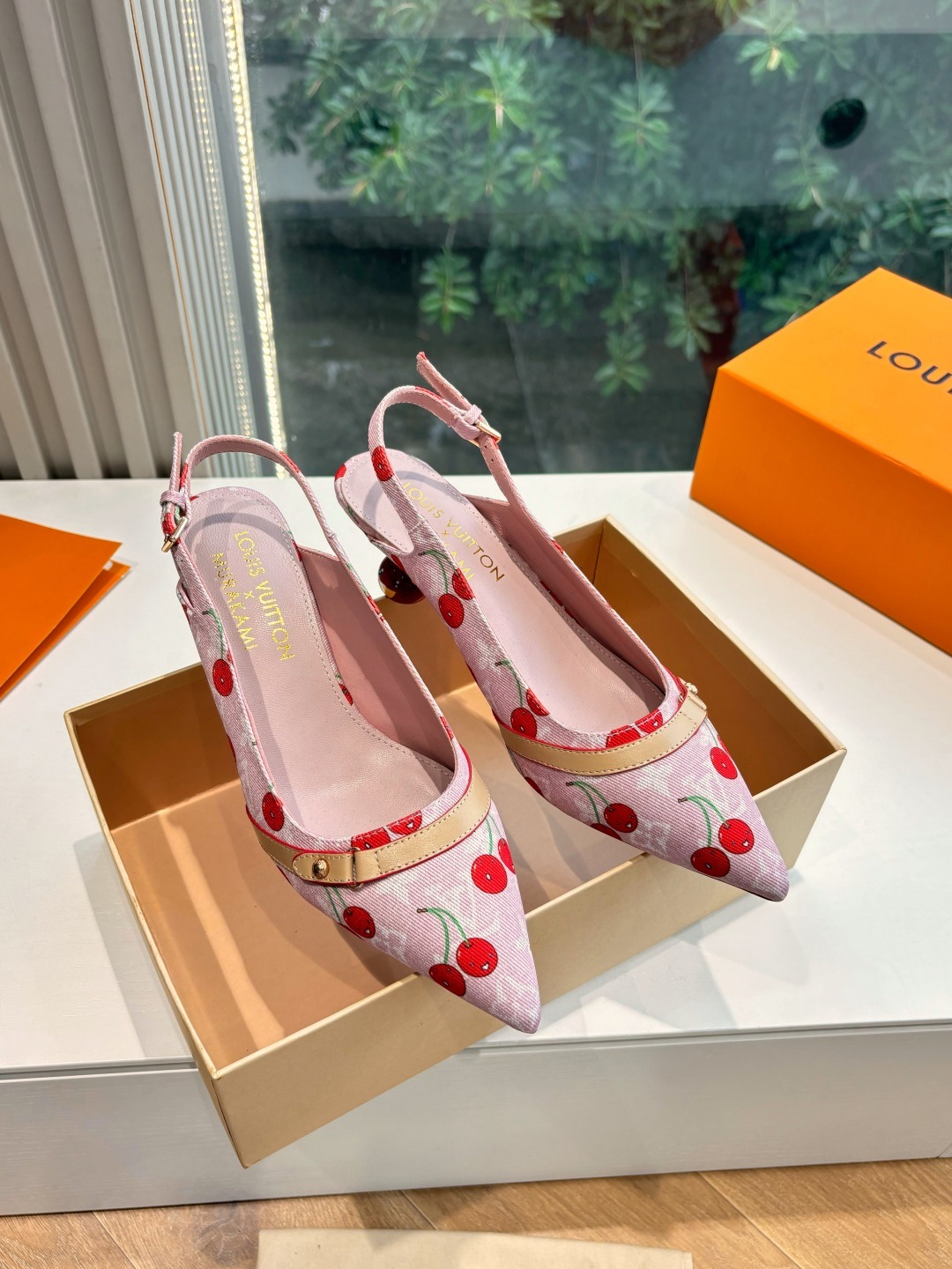 루이비통 x 무*카미 신상 단화 샌들
