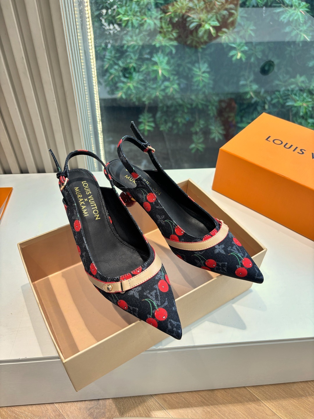 루이비통 x 무*카미 신상 단화 샌들