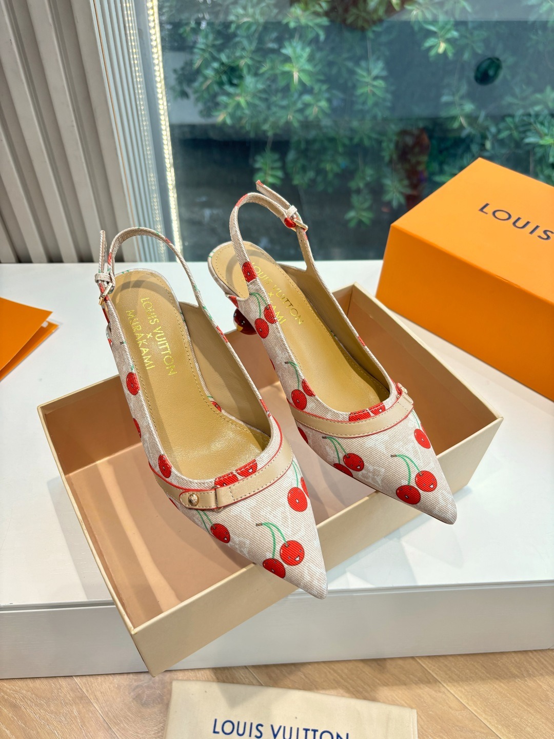 루이비통 x 무*카미 신상 단화 샌들