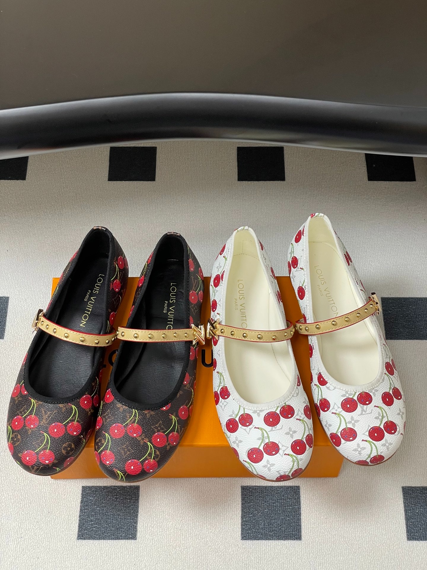 루이비통 25Ss 봄신상 × 무*카미 로미 플랫슈즈