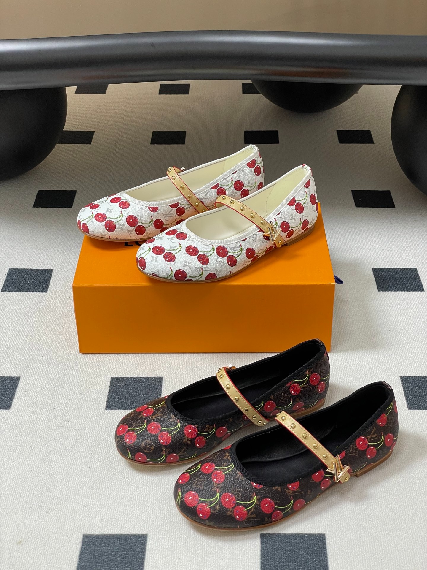 루이비통 25Ss 봄신상 × 무*카미 로미 플랫슈즈