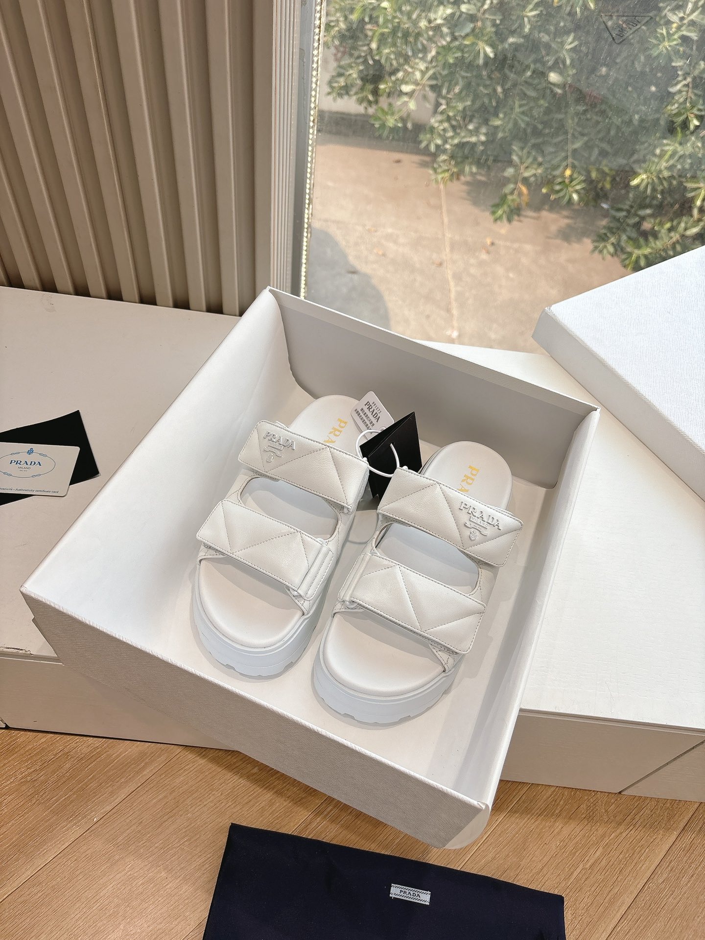 프라다 2025 봄여름 신상 통굽 샌들