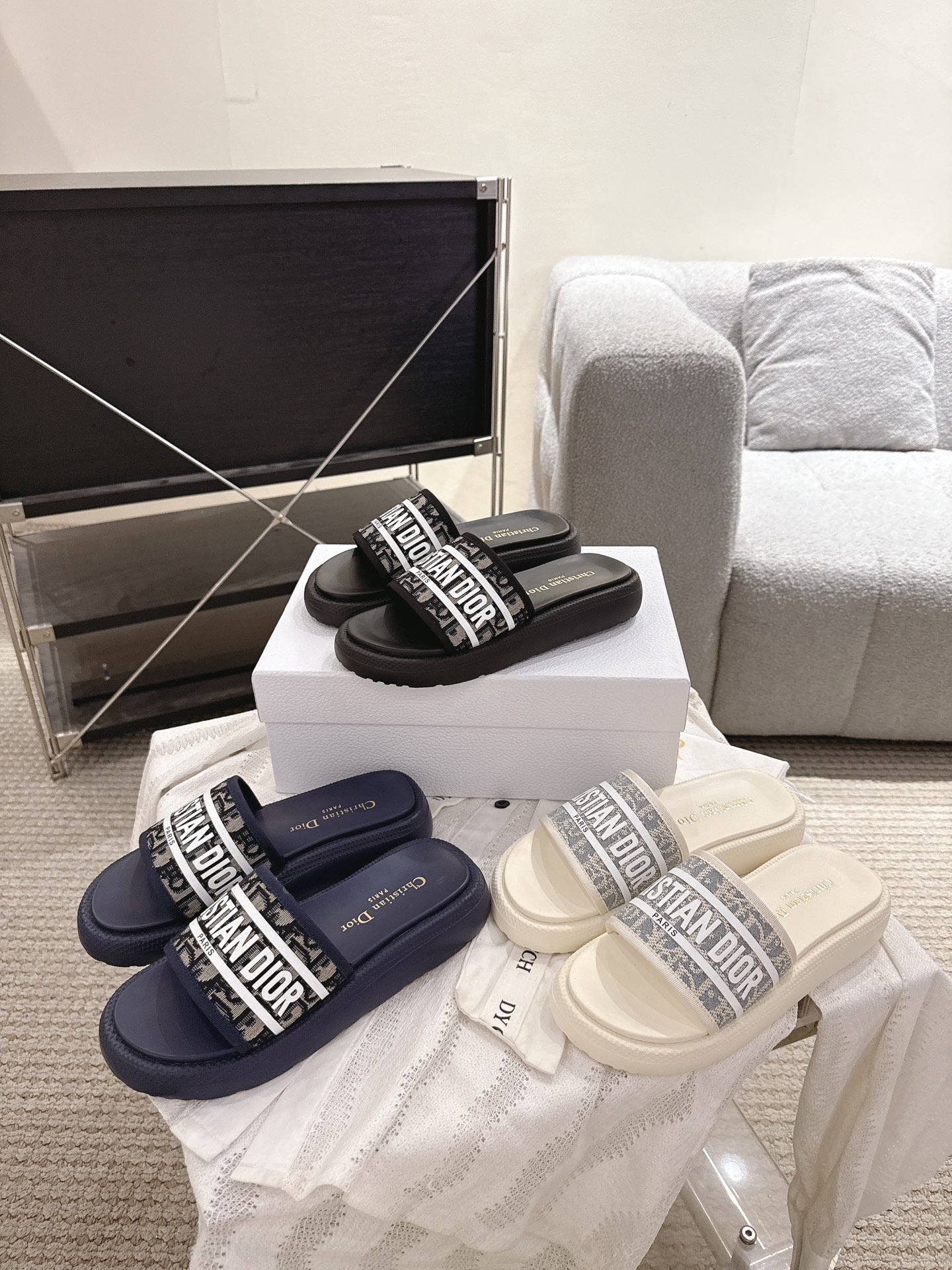 디올 25SS 봄여름 신상 입체 레터링 슬리퍼