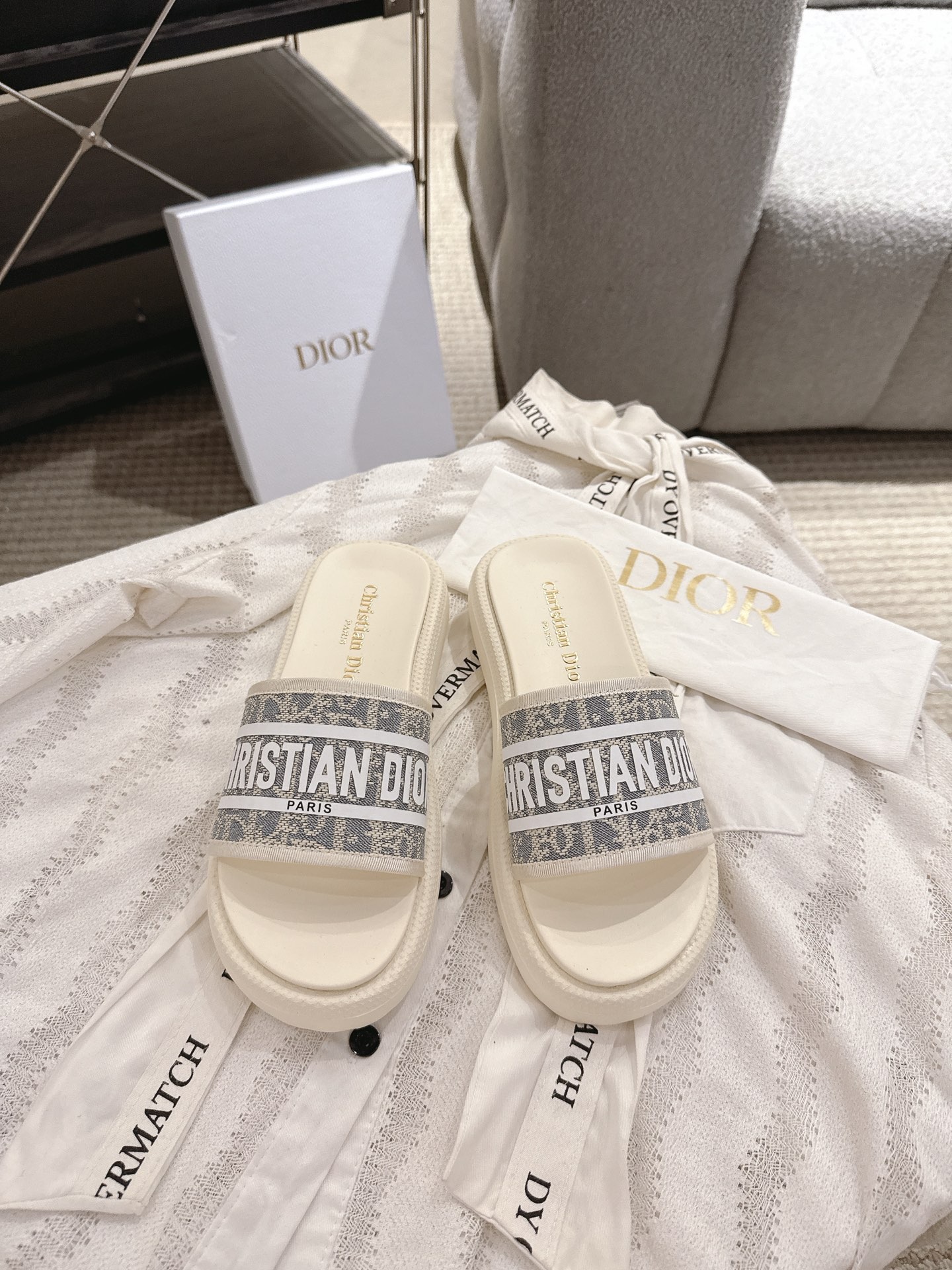 디올 25SS 봄여름 신상 입체 레터링 슬리퍼