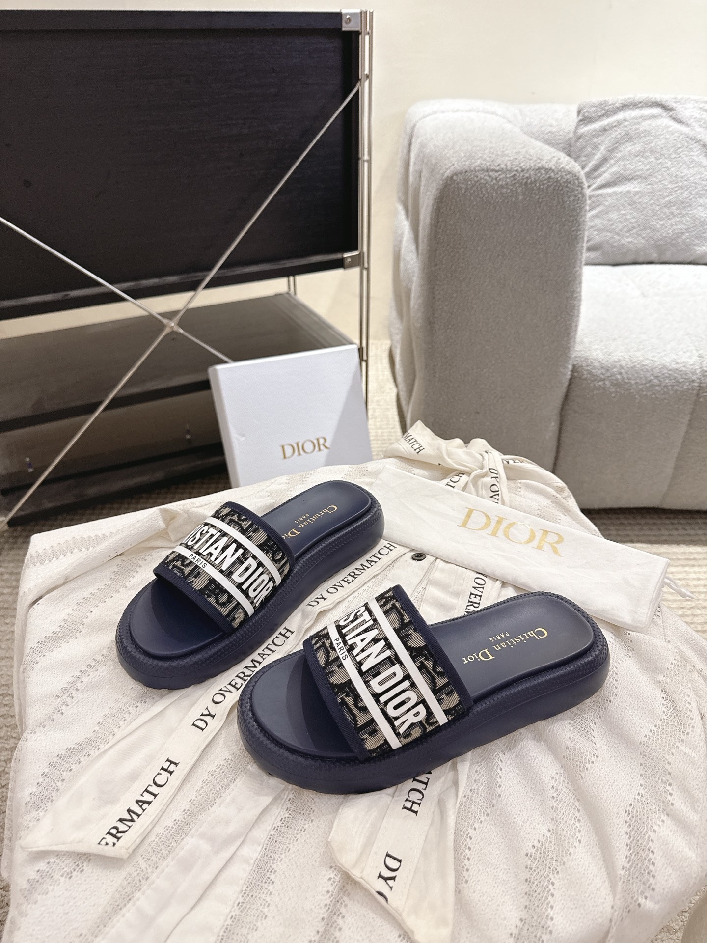 디올 25SS 봄여름 신상 입체 레터링 슬리퍼