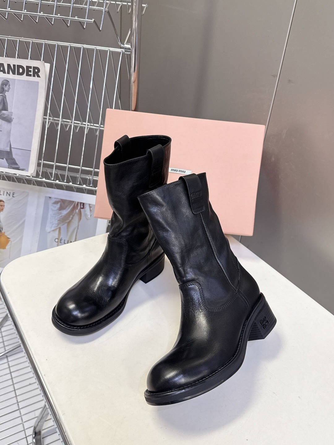 미우미우 신상 빈티지 가죽 부츠