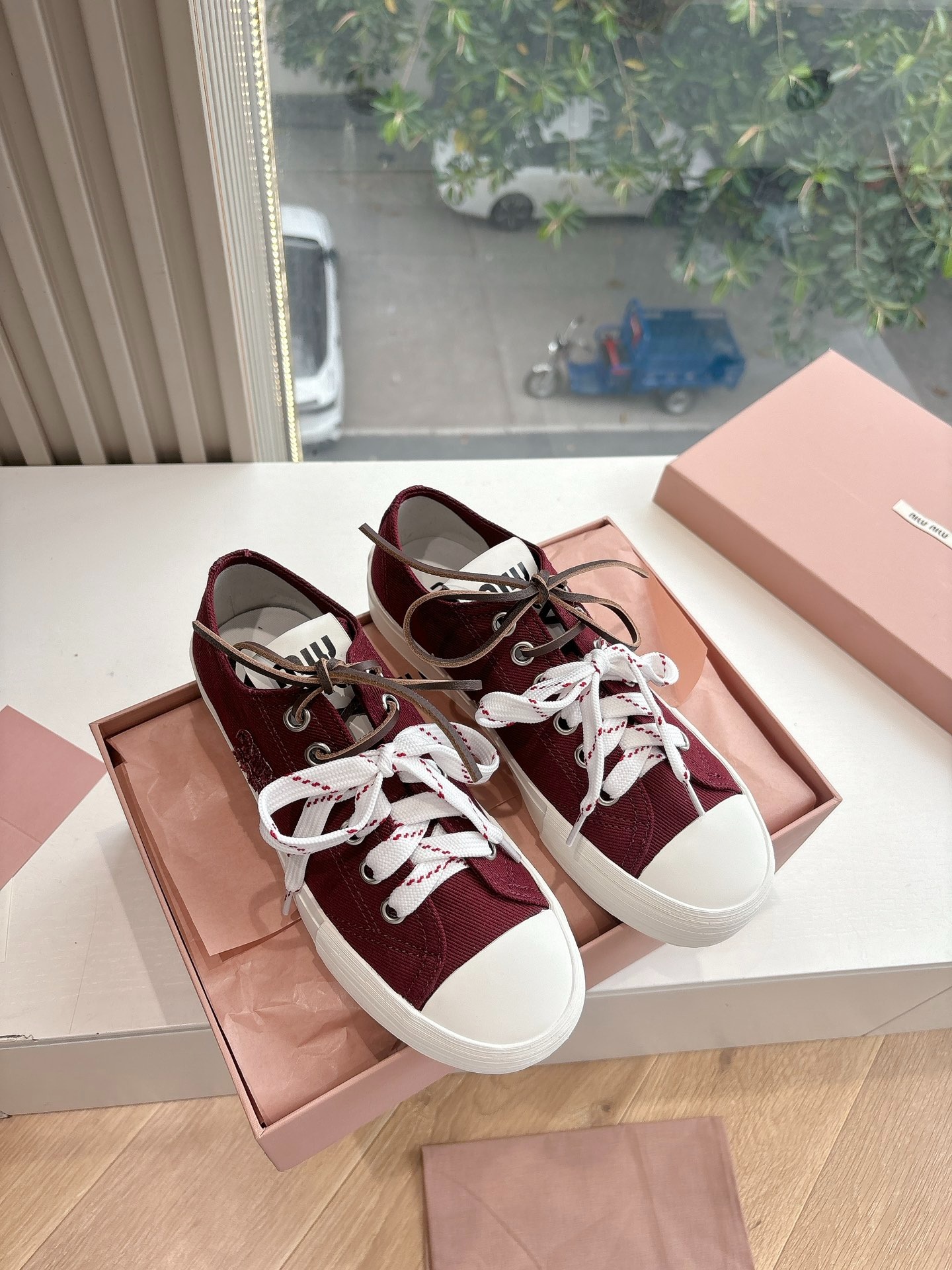 미우미우 2025 봄여름 컬렉션 런닝화