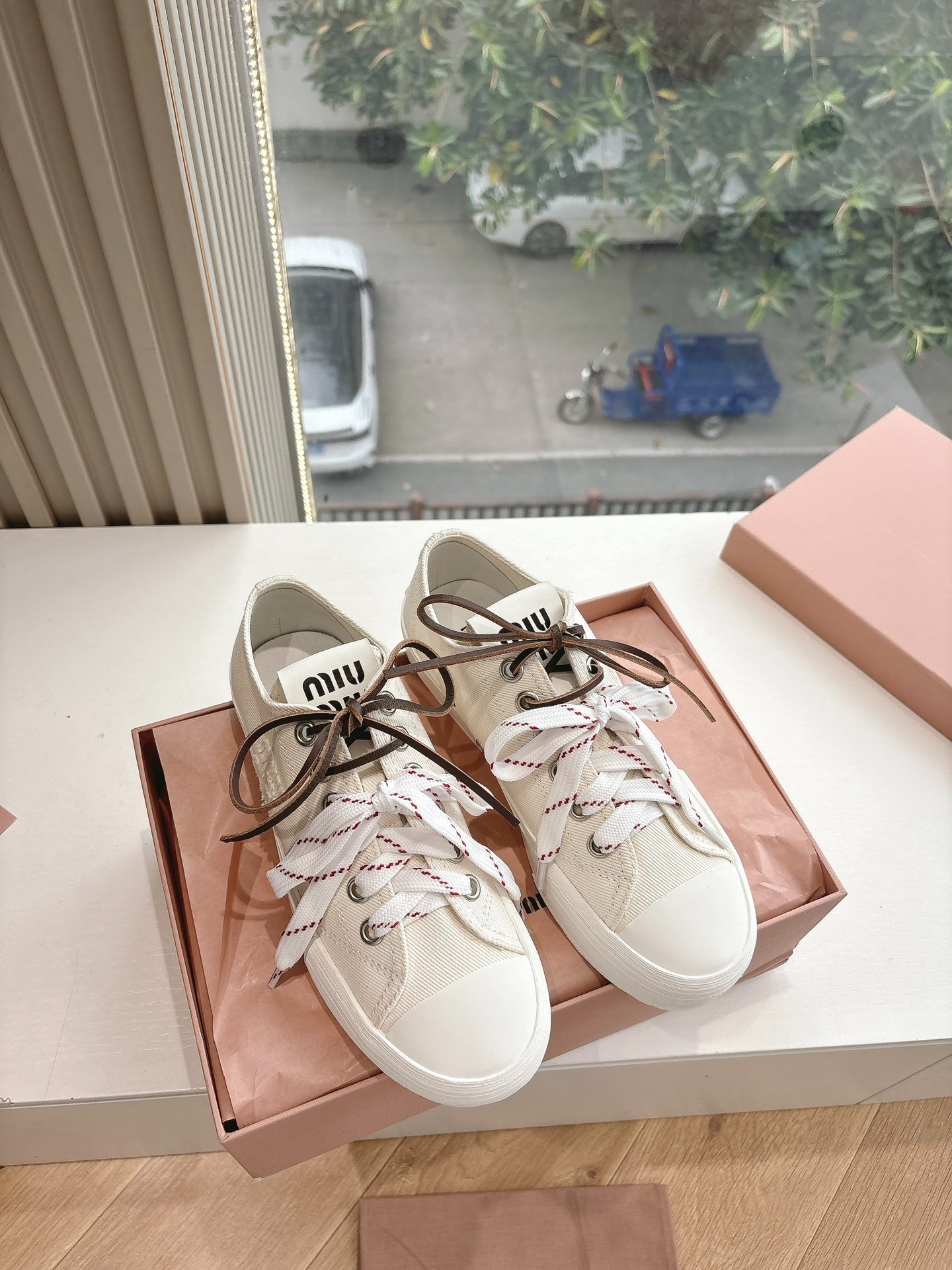 미우미우 2025 봄여름 컬렉션 런닝화