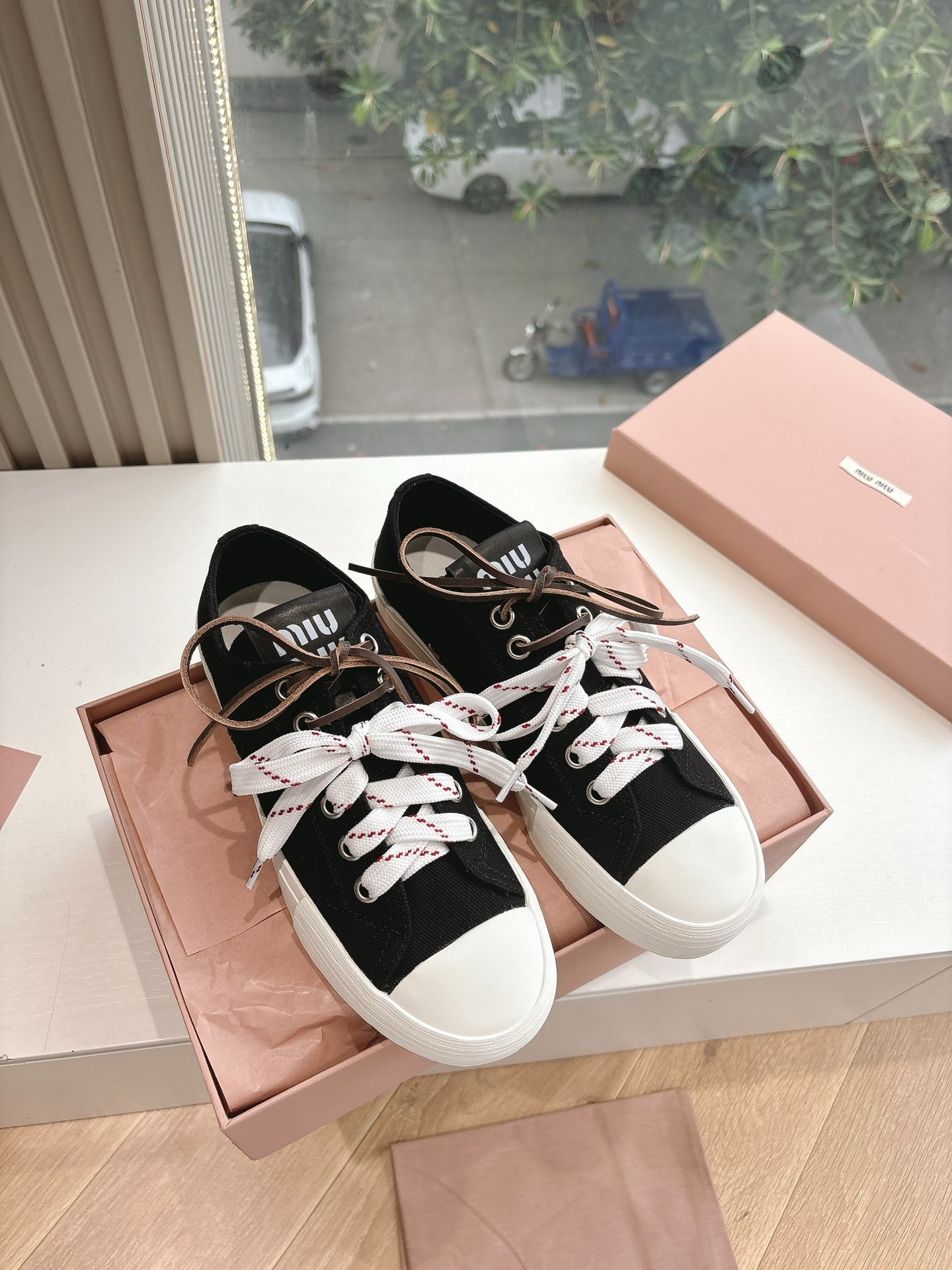 미우미우 2025 봄여름 컬렉션 런닝화