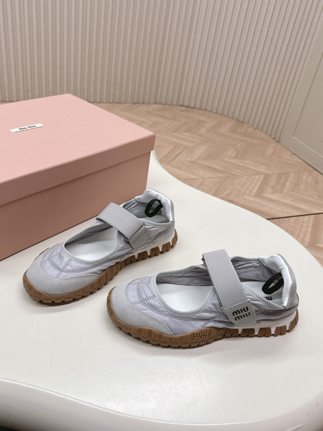 미우미우 캐주얼 스니커즈