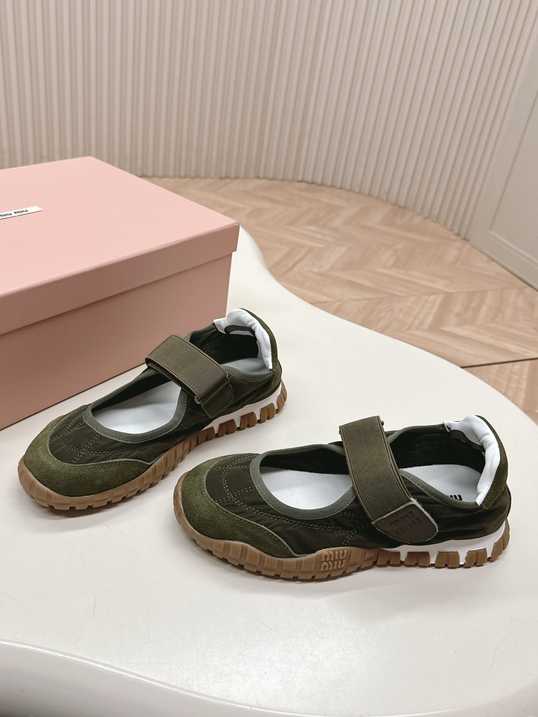 미우미우 캐주얼 스니커즈