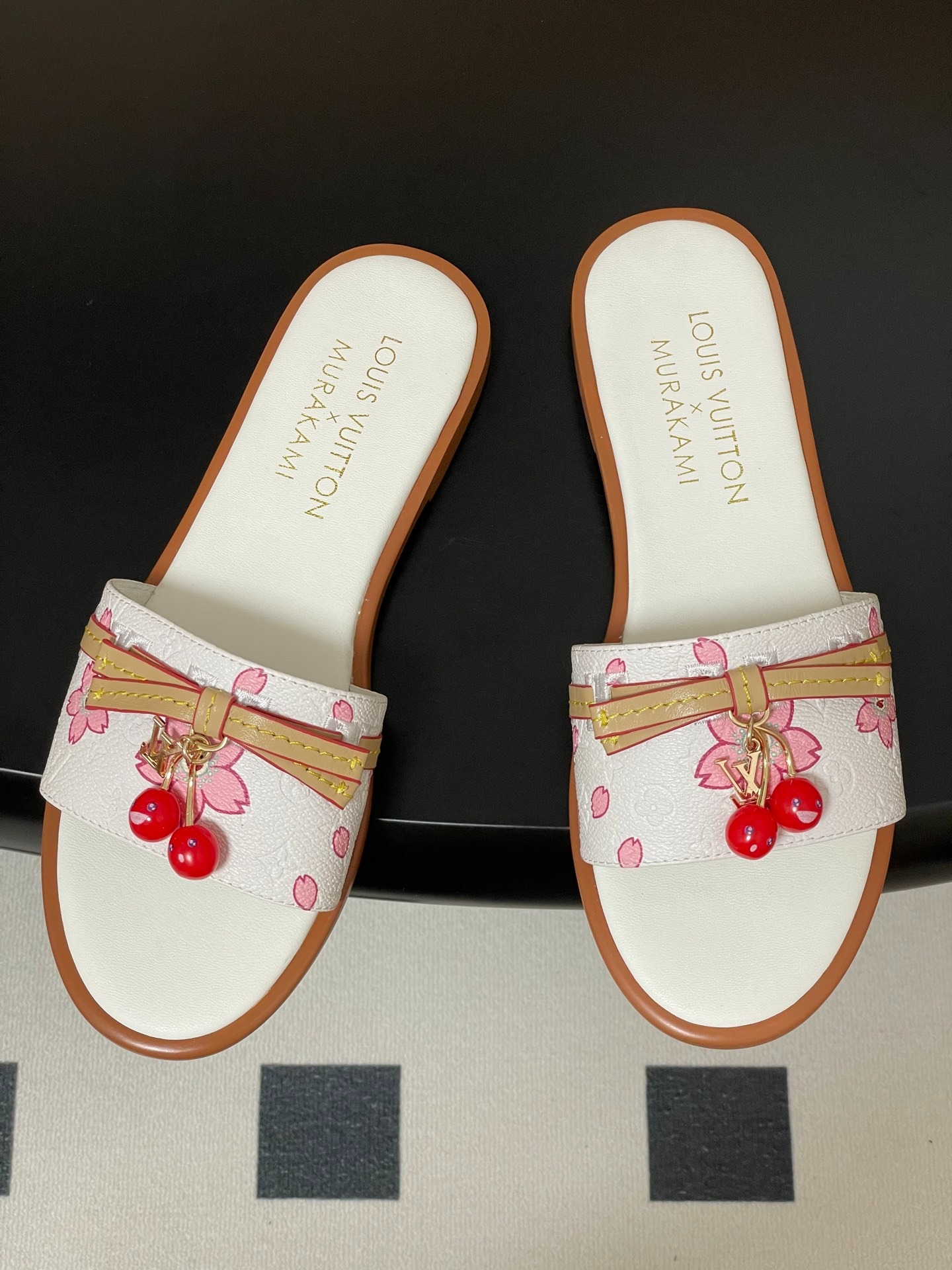 루이비통 25ss 신상 × 무*카미 체리 클래식 슬리퍼