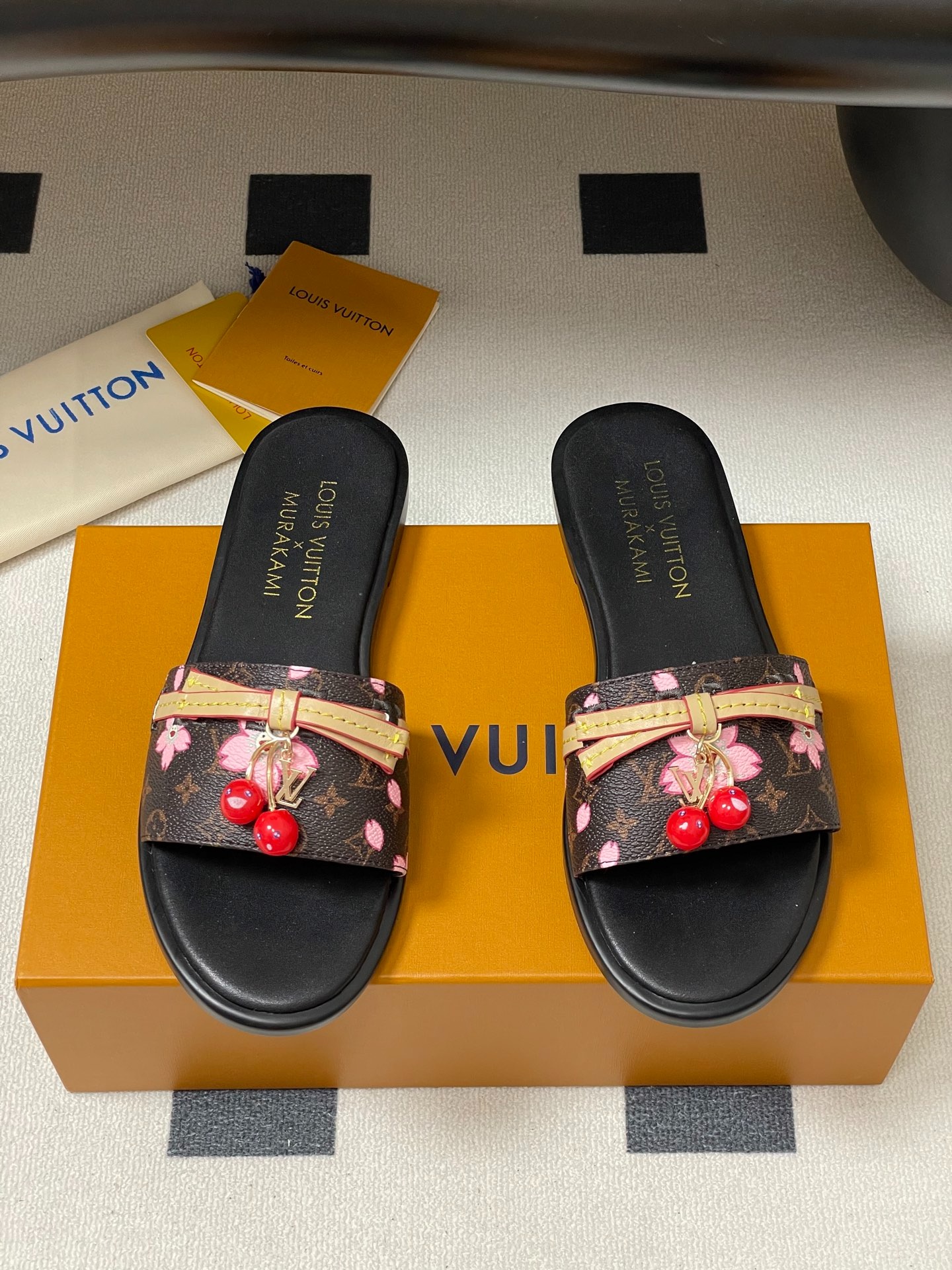 루이비통 25ss 신상 × 무*카미 체리 클래식 슬리퍼