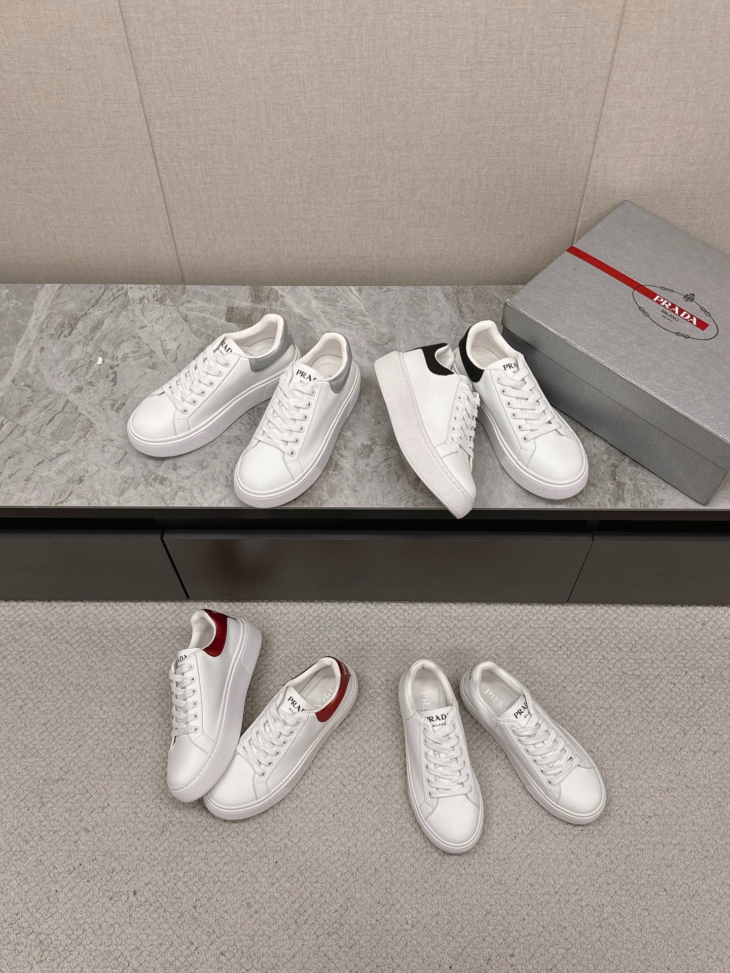 프라다 봄여름 최신 삼각로고 화이트 스니커즈