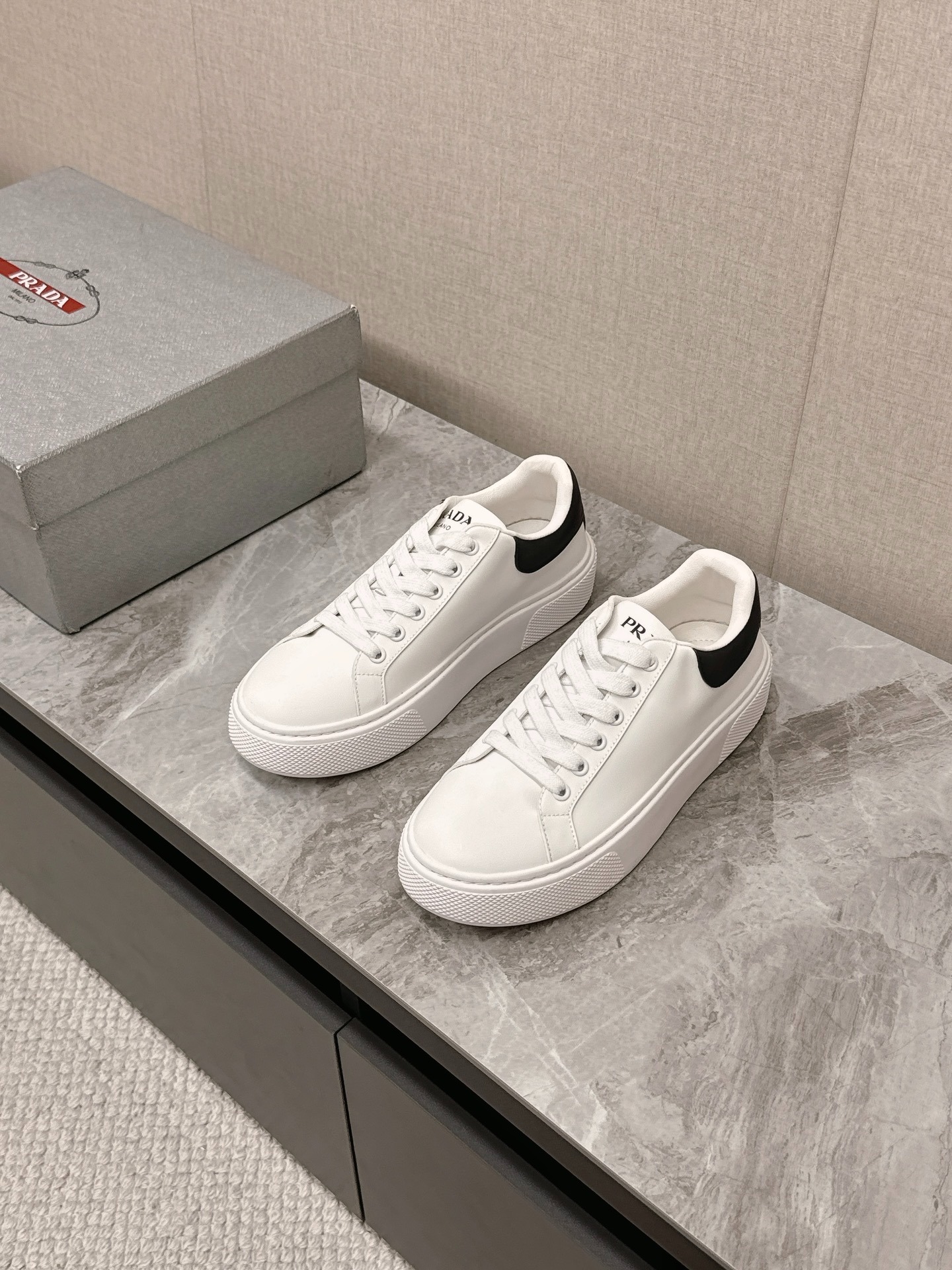 프라다 봄여름 최신 삼각로고 화이트 스니커즈