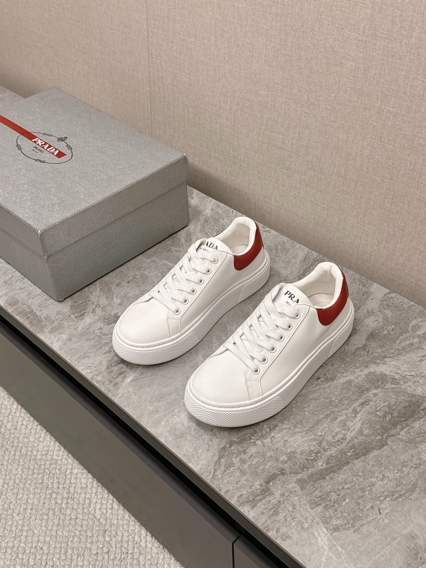 프라다 봄여름 최신 삼각로고 화이트 스니커즈